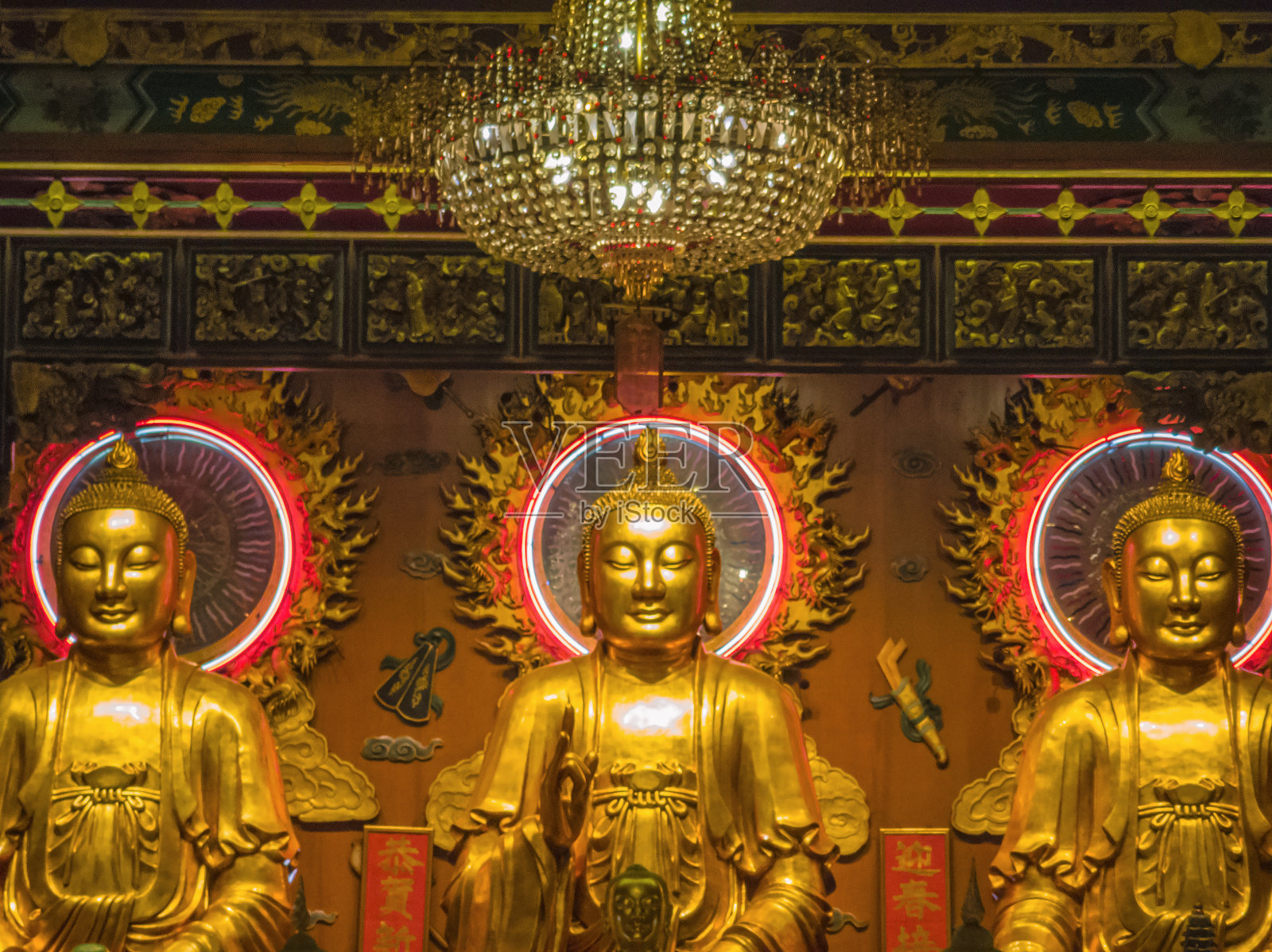 泰国曼谷中华城曼孔卡玛拉瓦寺的金佛雕像和美丽的蓝天照片摄影图片