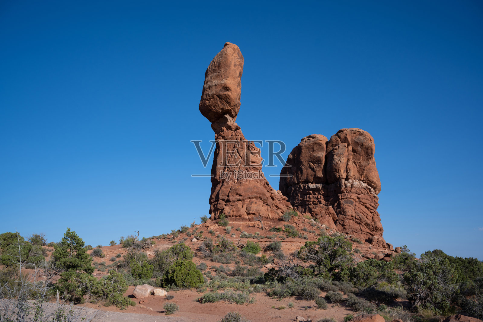 犹他州拱门国家公园白天的平衡岩石照片摄影图片
