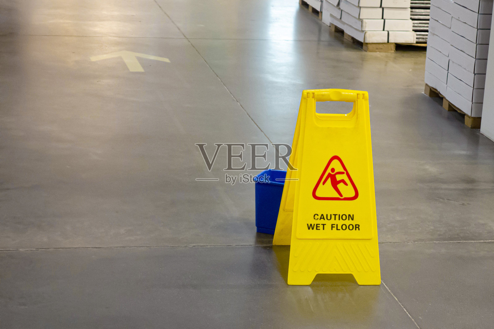 室内装有黄色塑料地板警告标志，说明地板潮湿，并装有清洁桶。更清洁的警告信号。照片摄影图片