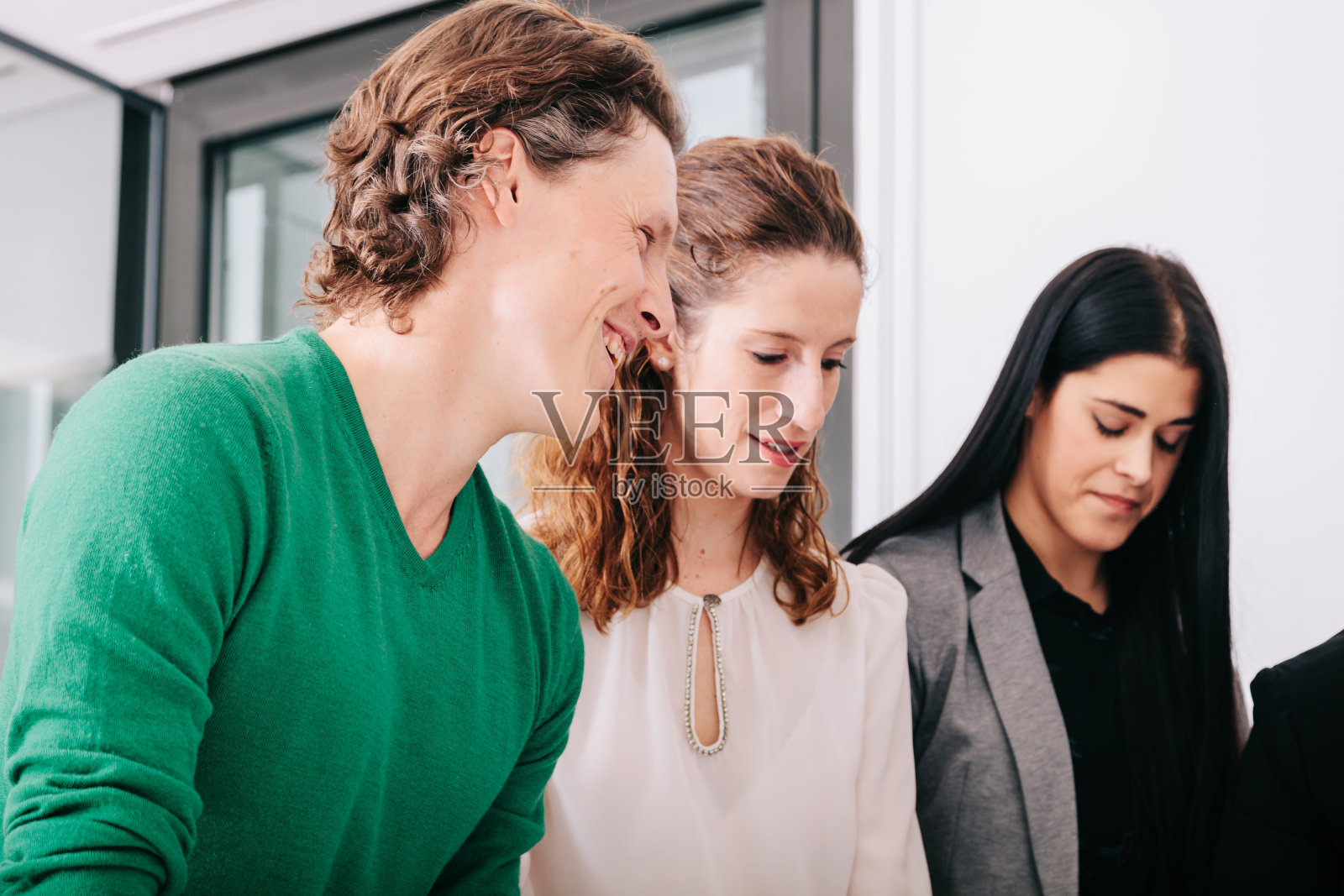 一群办公室职员围着老板开会照片摄影图片