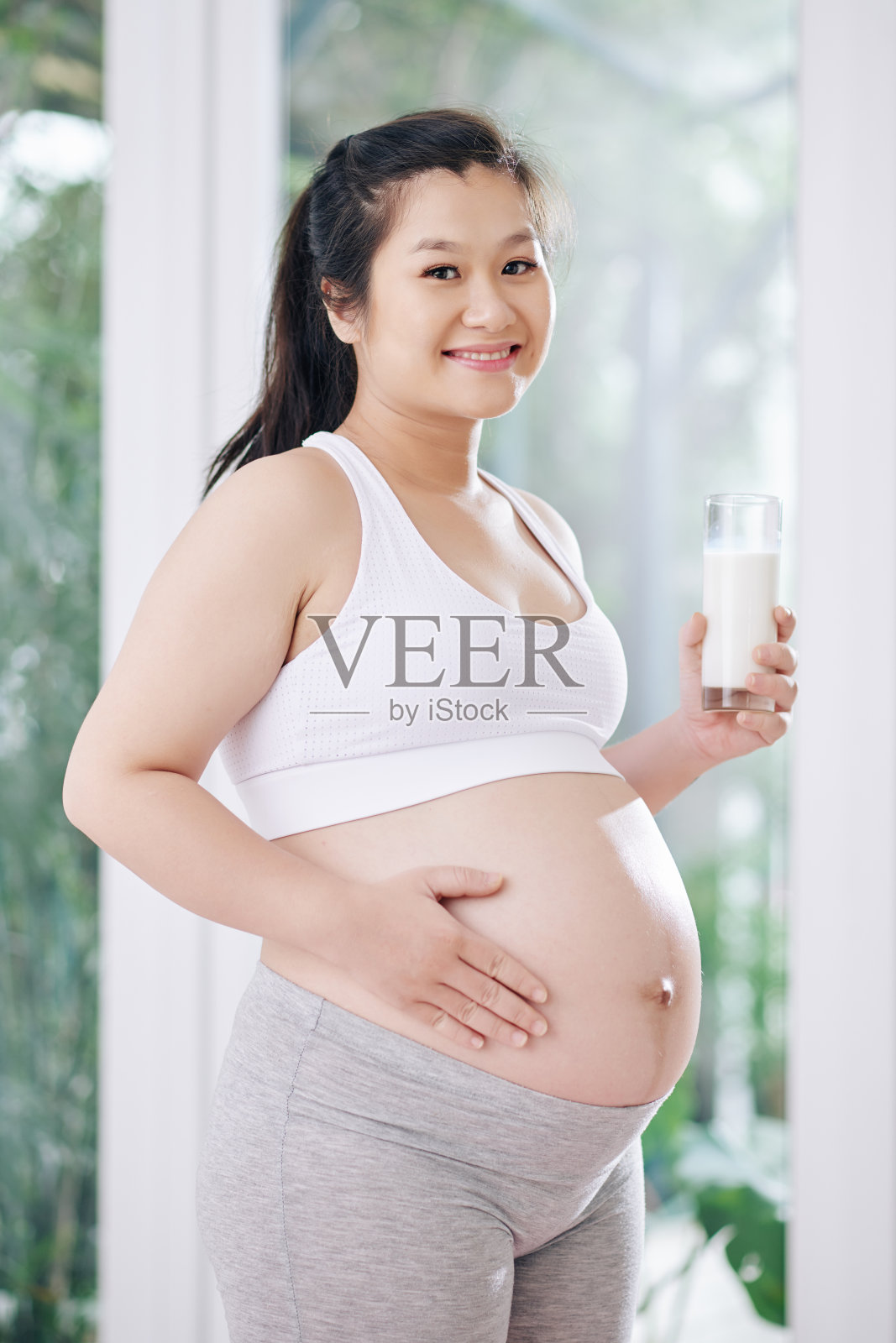 孕妇喝酸奶照片摄影图片