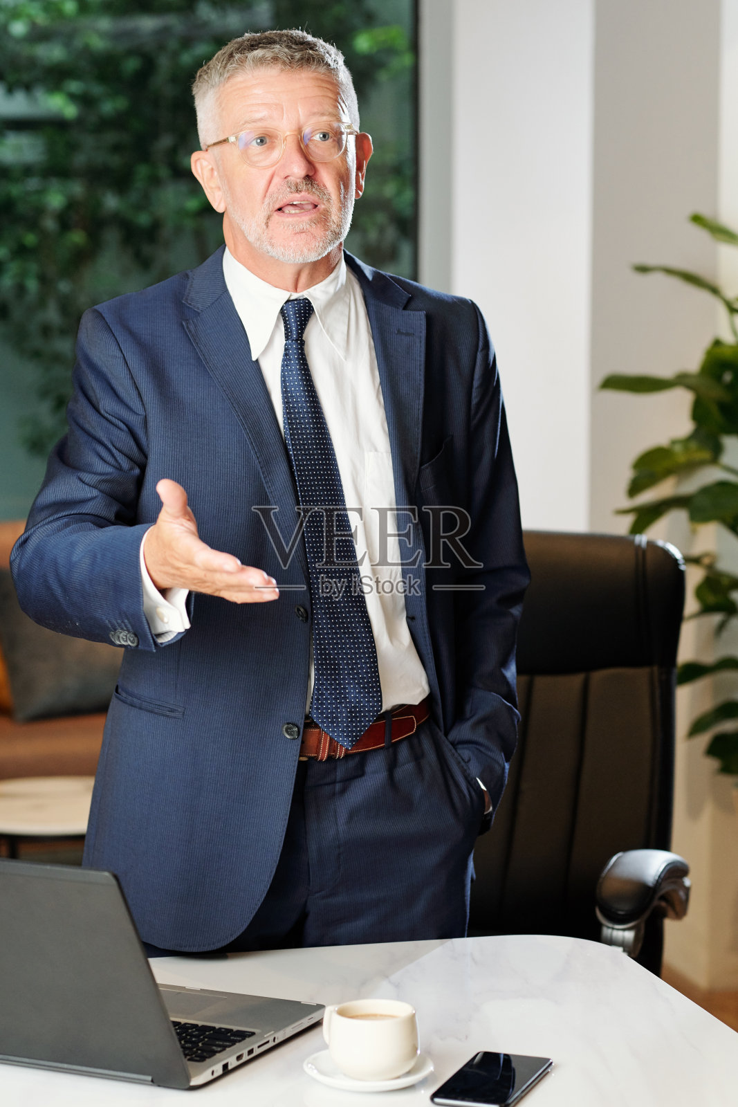 认真的企业家与同事交谈照片摄影图片