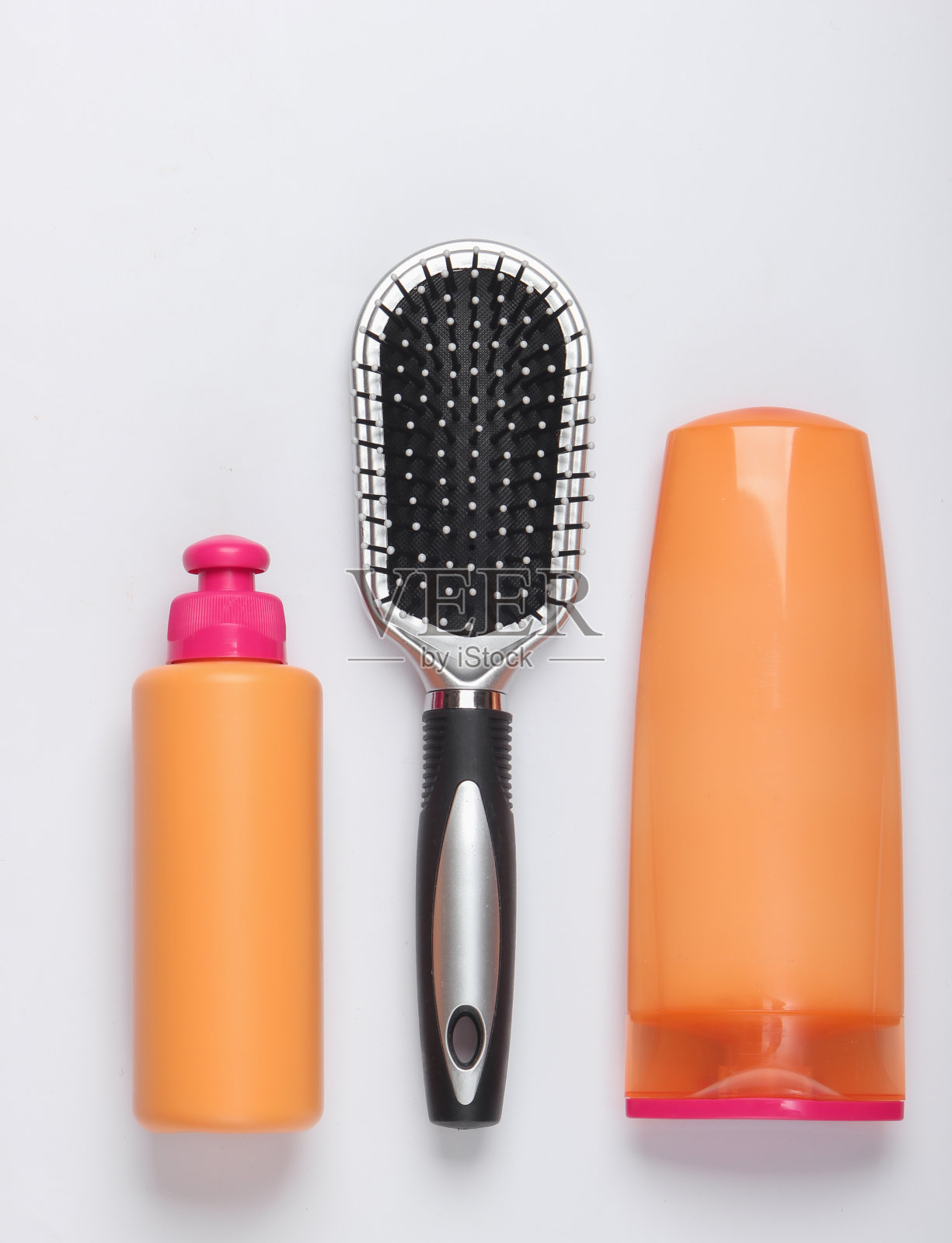 洗发瓶，护发素，发刷在白色背景上。头发护理。卫生。美平躺照片摄影图片