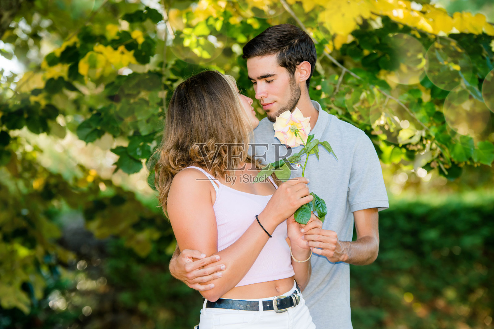 年轻人向爱人献花照片摄影图片