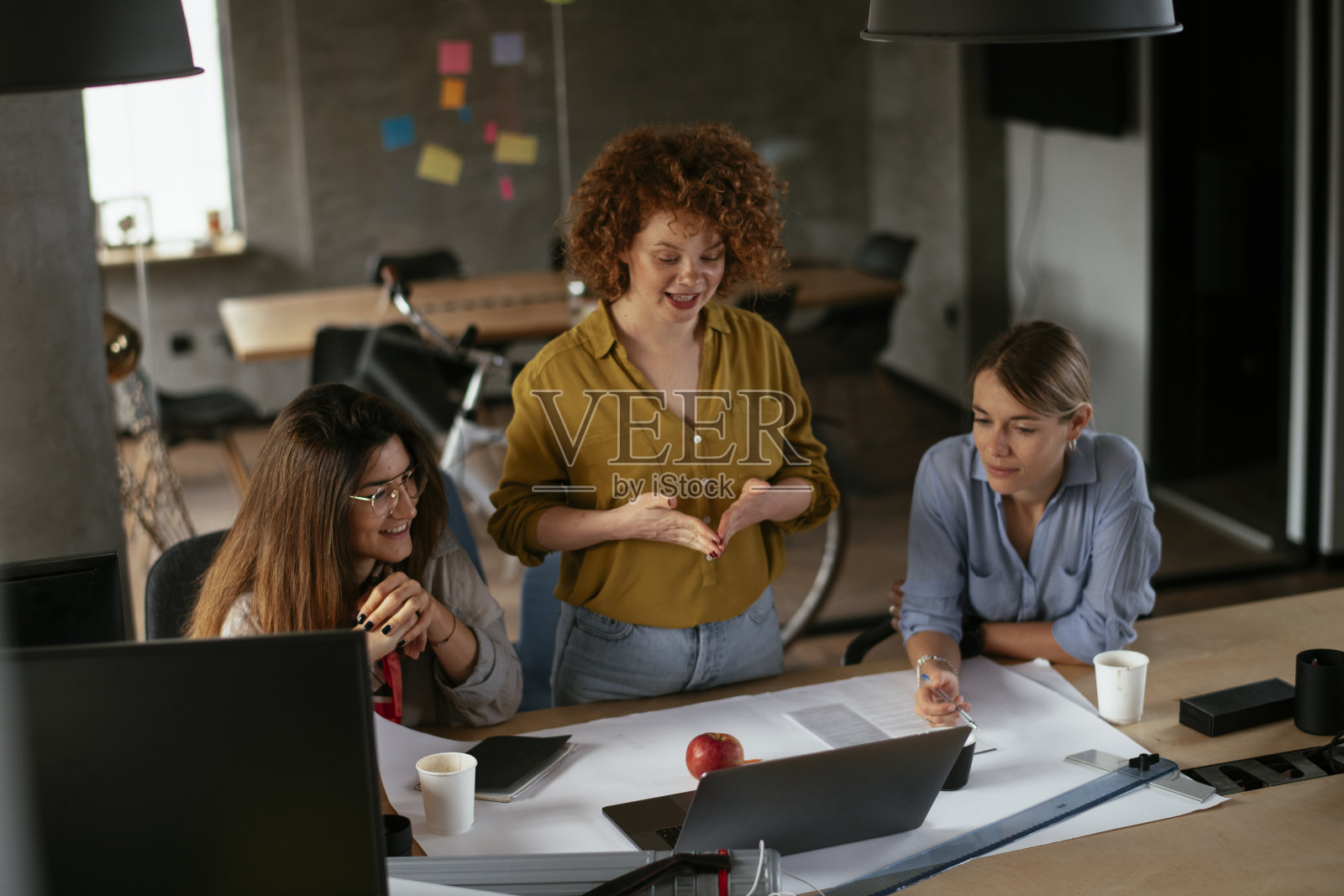 同事们在讨论他们必须解决的问题。照片摄影图片