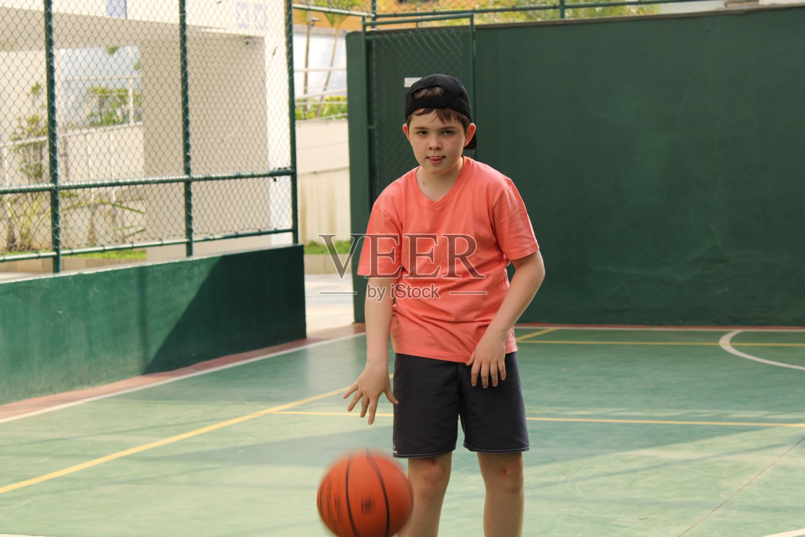 男孩打篮球照片摄影图片