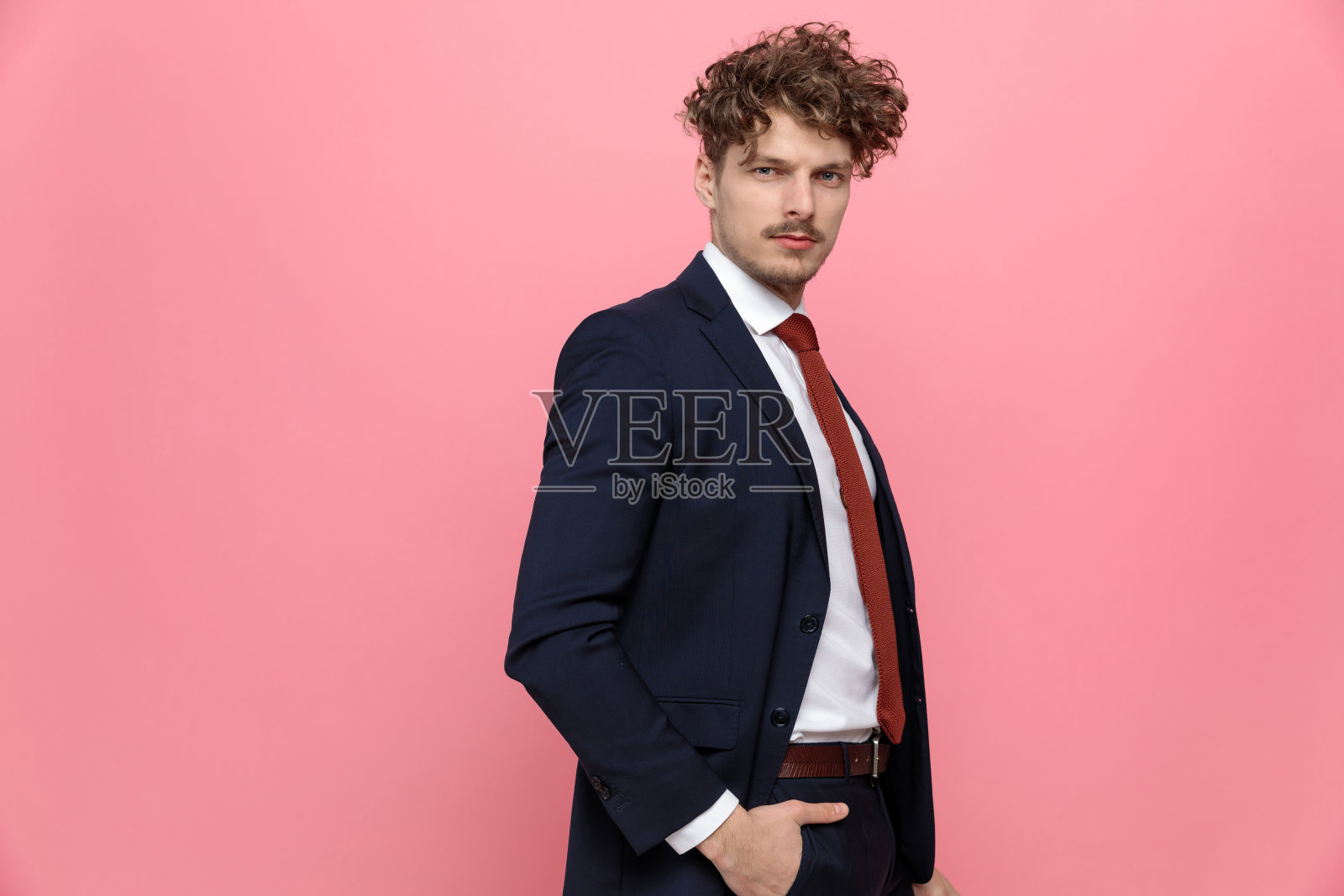 年轻优雅的时装模特在西装中牵手在口袋照片摄影图片