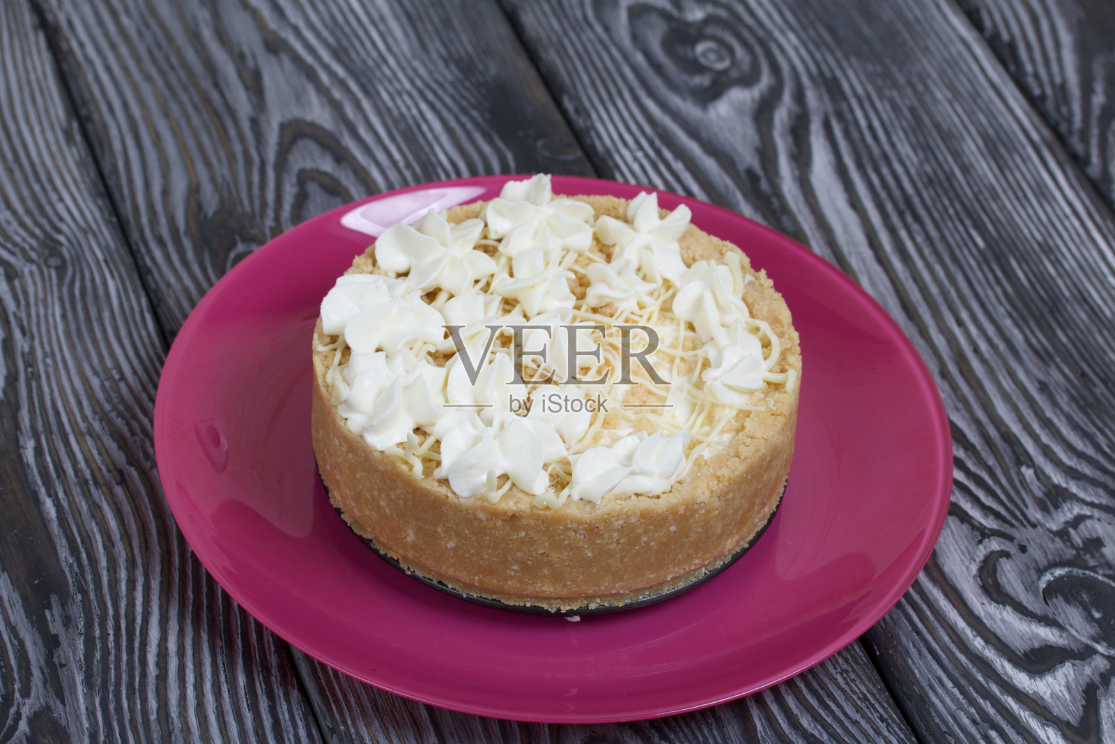 芝士蛋糕配白巧克力。在黑色和白色的松木板上。照片摄影图片