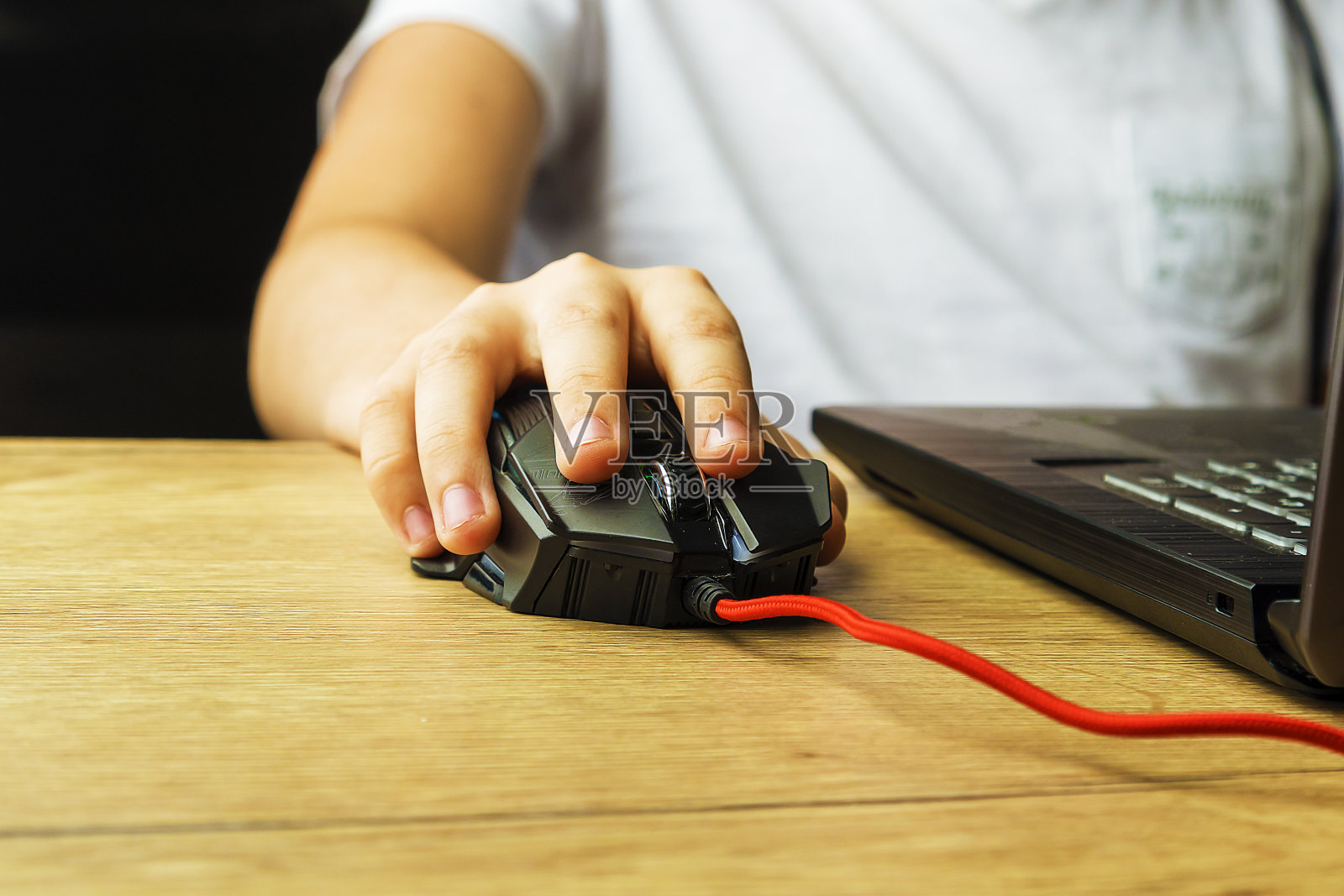 孩子们的手放在电脑鼠标上。用技术指导学习。远程学习照片摄影图片