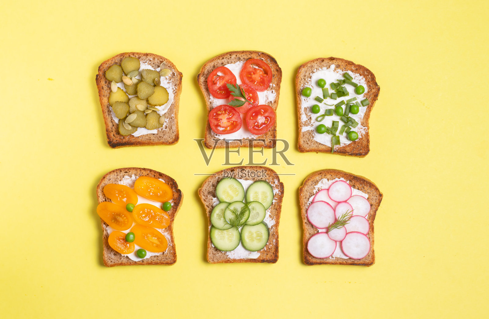 早餐三明治与蔬菜，蔬菜顶部和奶油奶酪在黄色的背景照片摄影图片