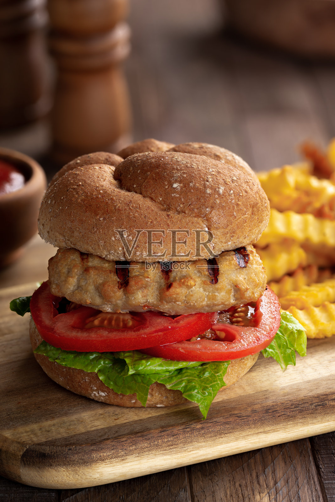 烤火鸡汉堡配全麦面包照片摄影图片