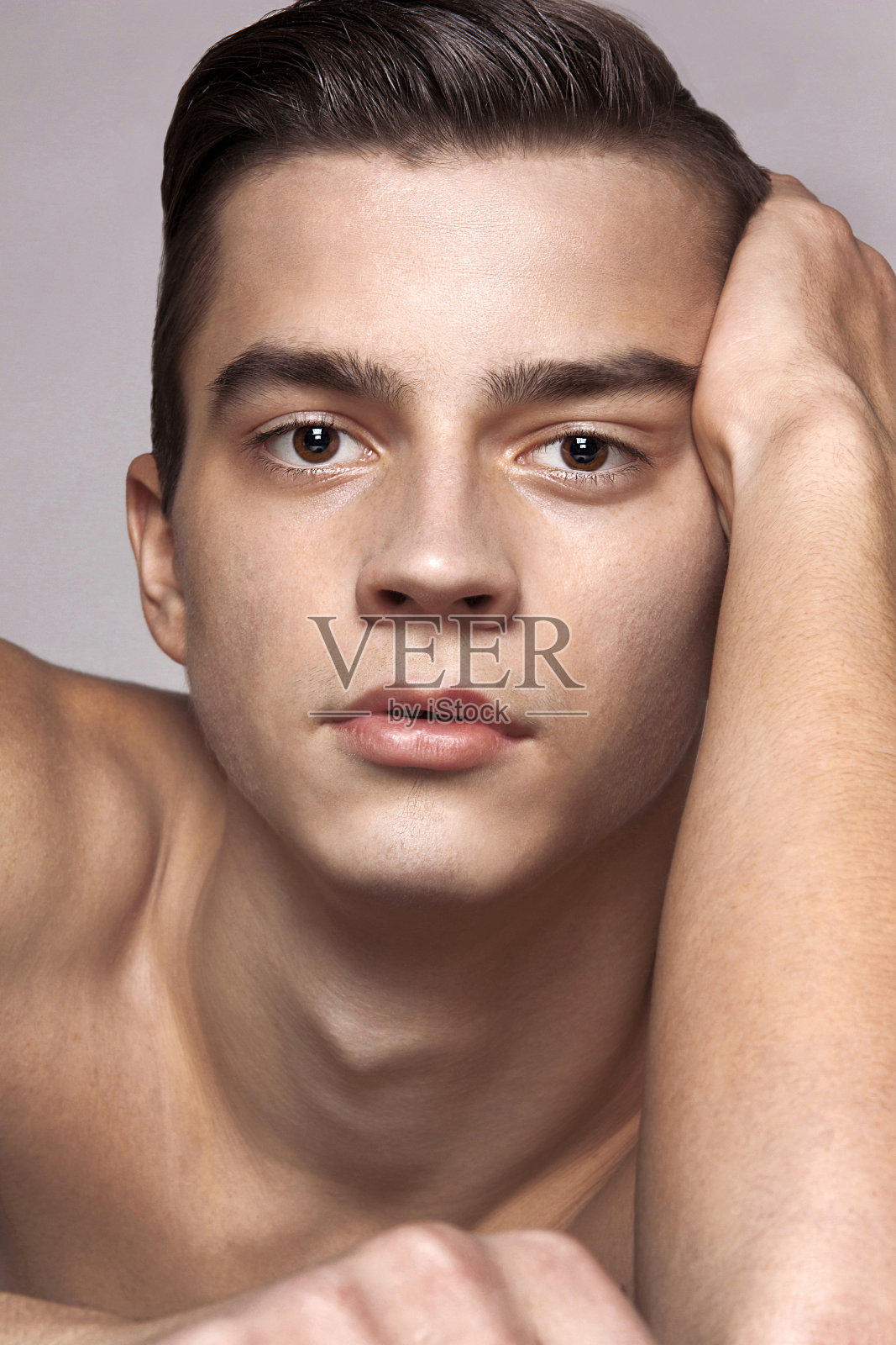 英俊的年轻时尚模特男人。优雅青年照片摄影图片