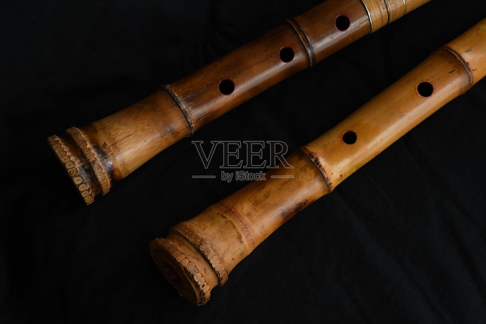 尺八笛子，尺八笛子是日本竹笛，以黑色为背景。照片摄影图片