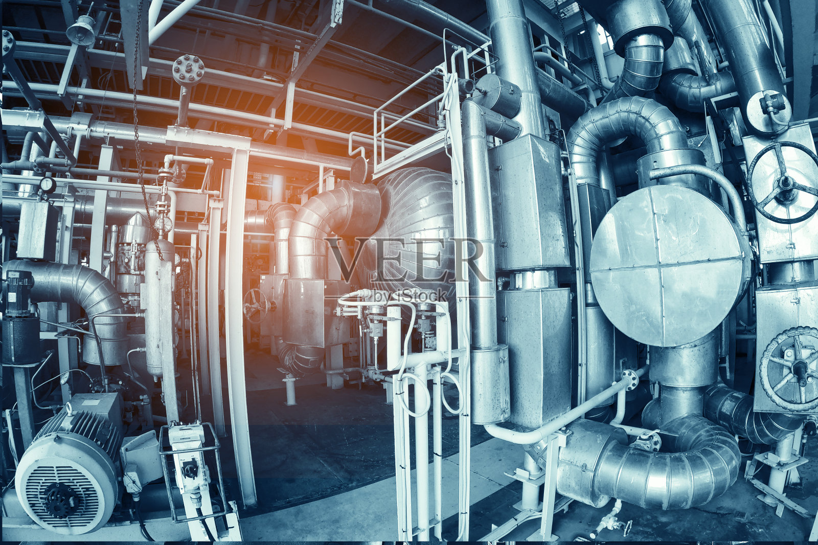 工业厂房概念，现代工业发电厂或海上平台内的设备，电缆和管道。照片摄影图片