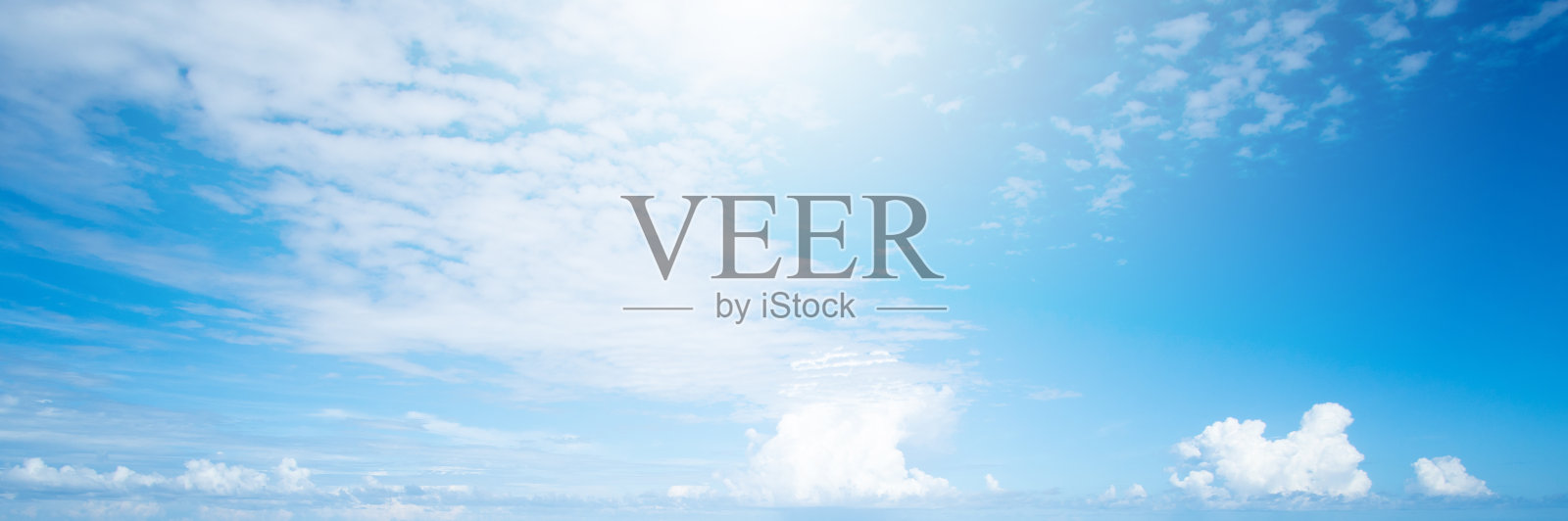 夏天天空湛蓝，云层晴朗照片摄影图片