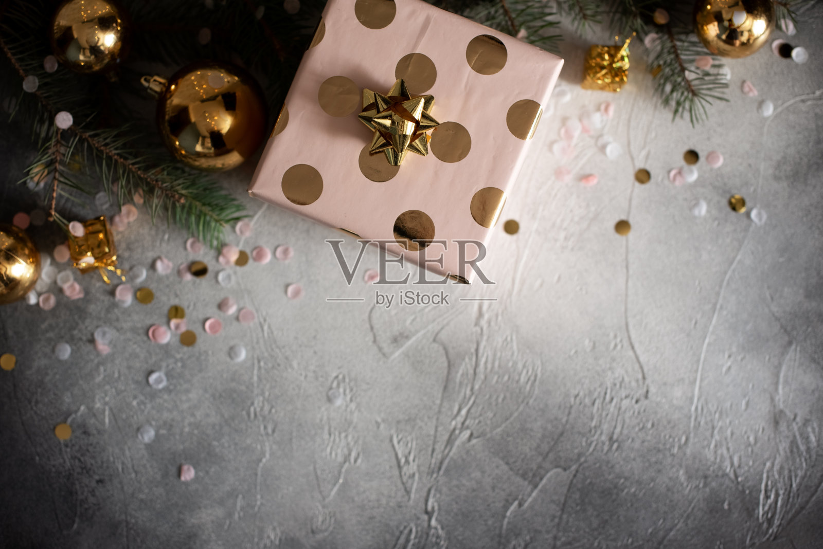 圣诞礼物与红色丝带在深色木制背景在复古风格照片摄影图片