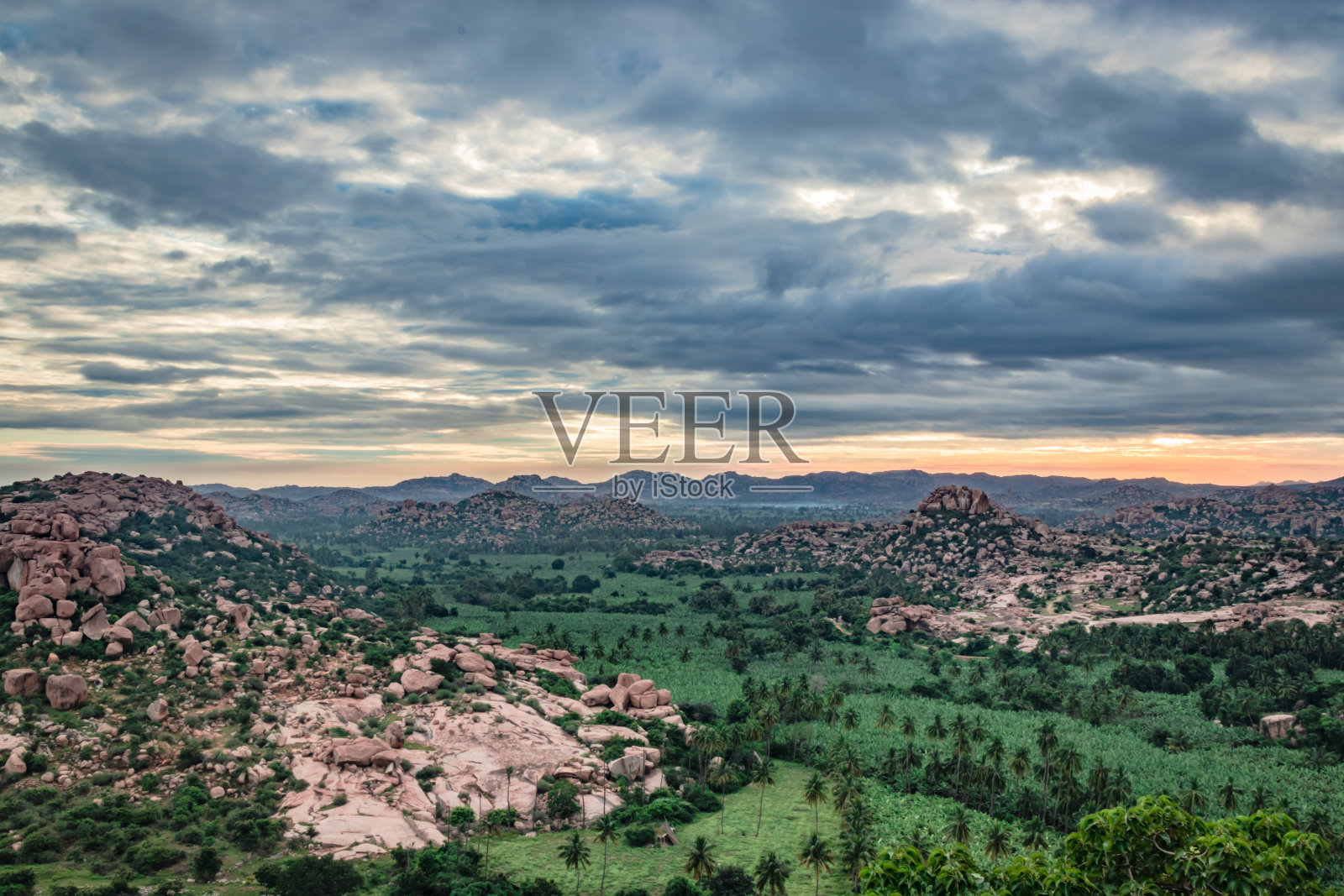 高山日出与戏剧性的天空在早上的平面角度拍摄照片摄影图片