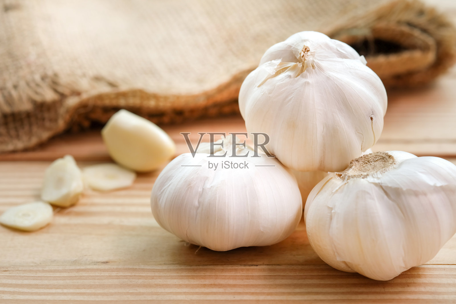 蒜头和丁香在木地板上，香草和香料在烹饪中是重要的照片摄影图片