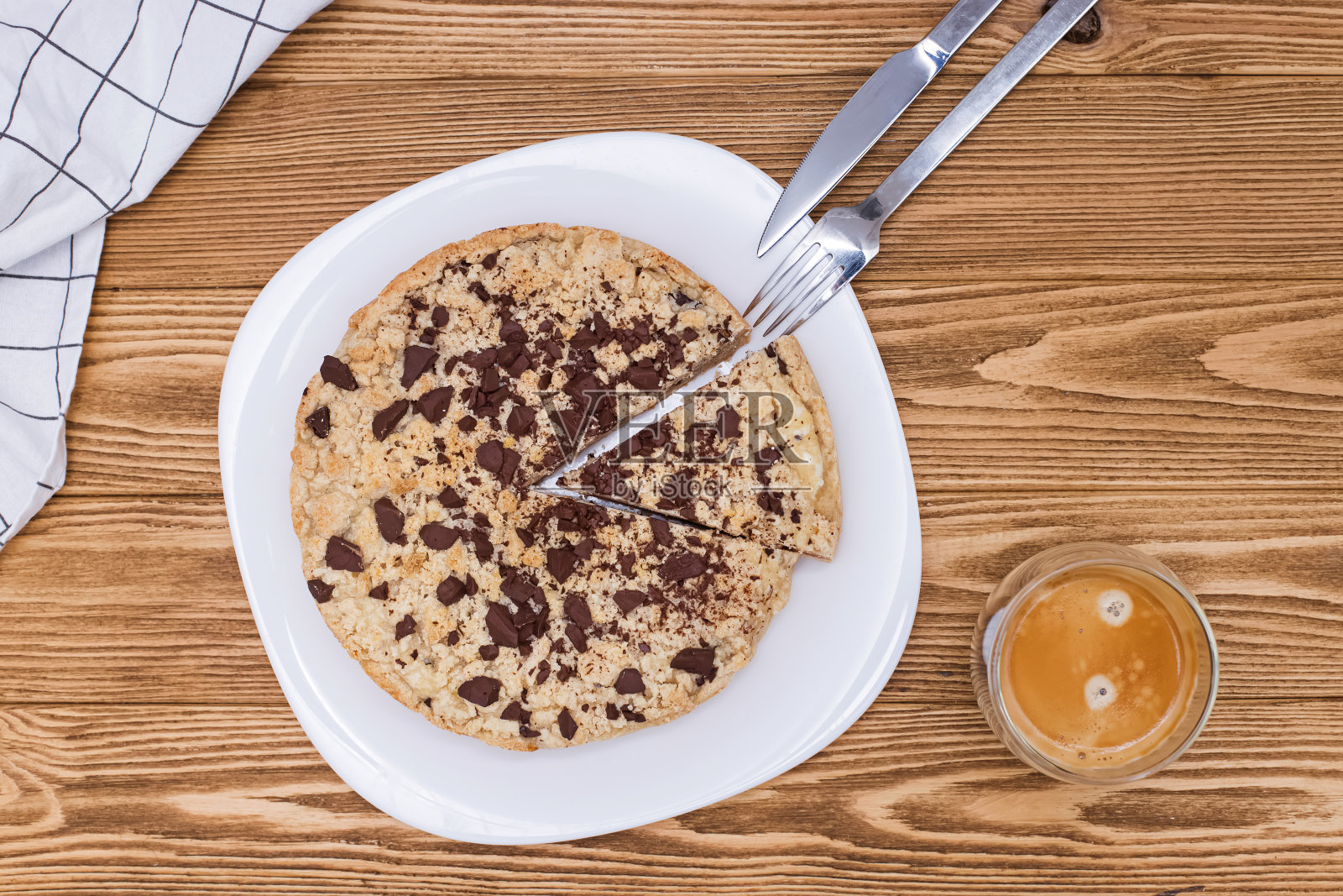 自制甜蛋糕配乳清干酪、面包屑和巧克力照片摄影图片