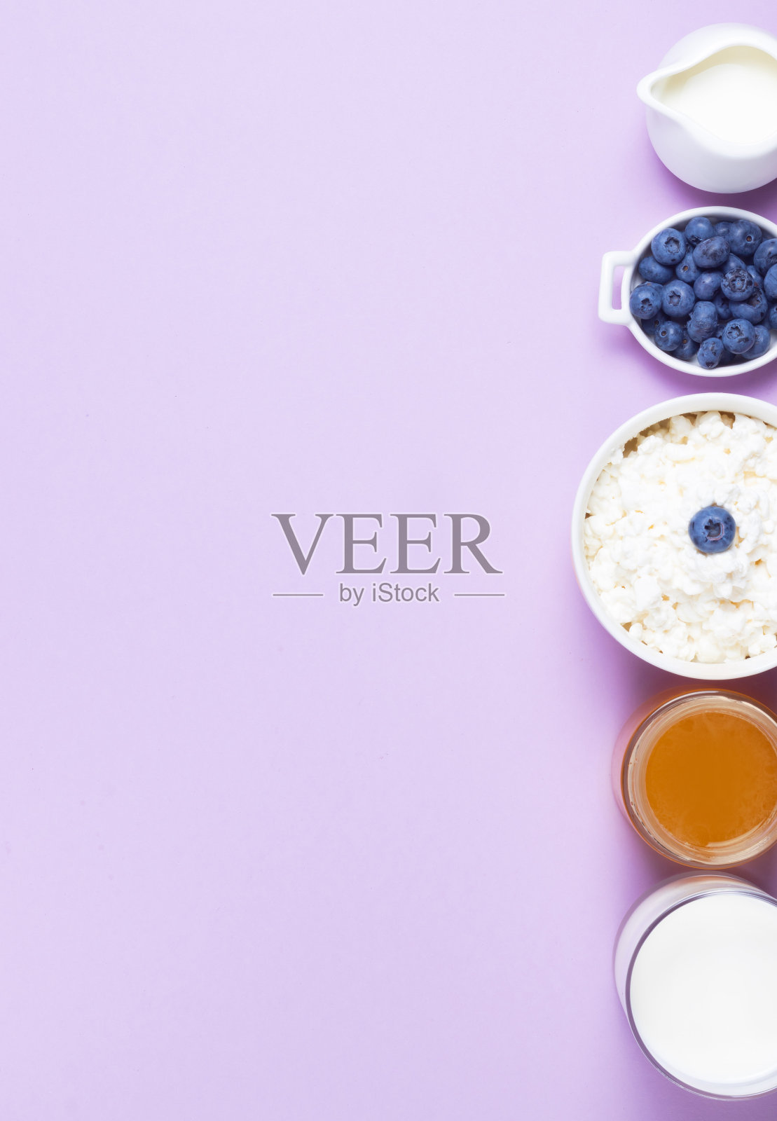 奶油，蓝莓，白干酪，牛奶和蜂蜜在粉红色的背景空间照片摄影图片