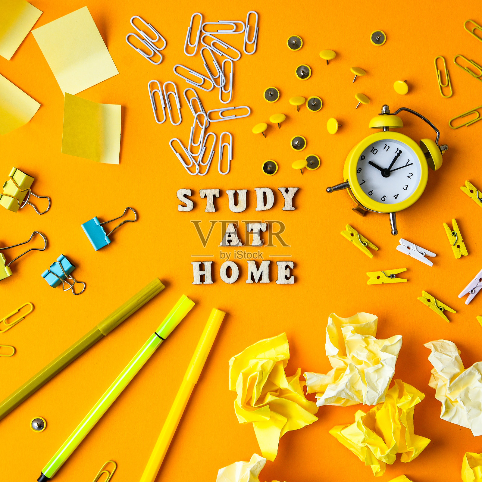 木制字母文本“在家学习”，黄色背景为办公用品，复印空间，横幅为自由职业者冠状病毒隔离隔离照片摄影图片