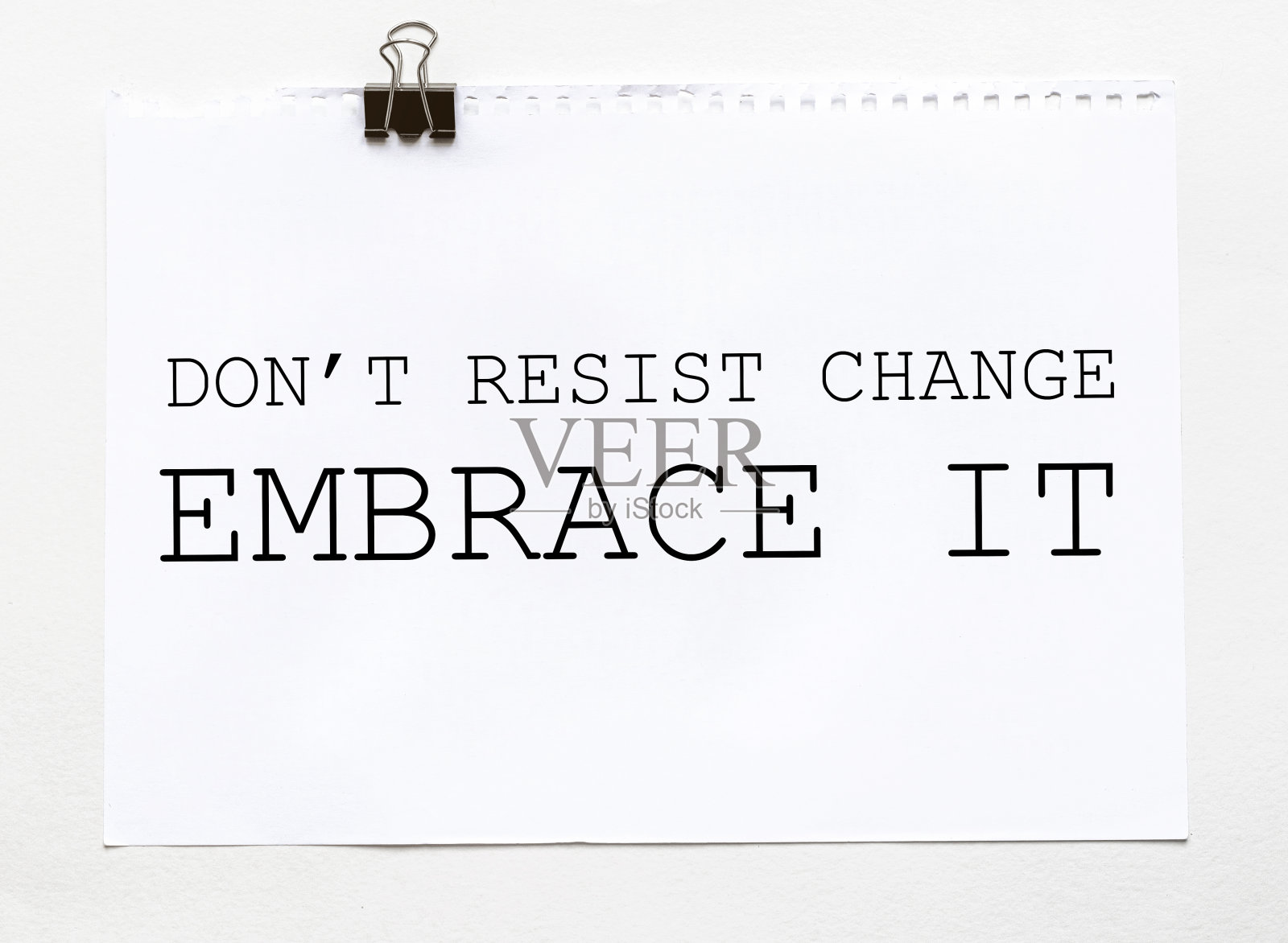 带文字的白纸不要抗拒改变用信纸把它放在白色的背景上照片摄影图片