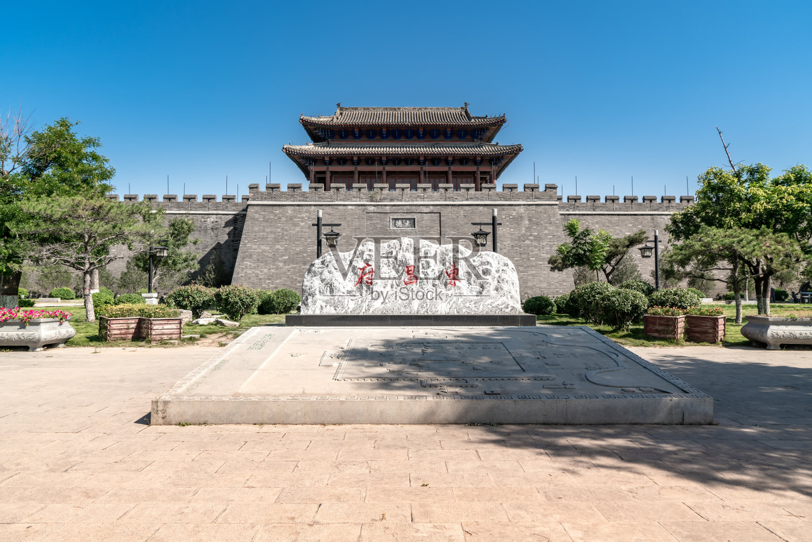 聊城古城在河上照片摄影图片