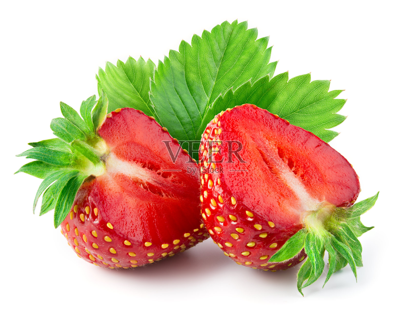 草莓片孤立。草莓与叶片分离物。一半草莓，白切。草莓隔离。全景深。照片摄影图片
