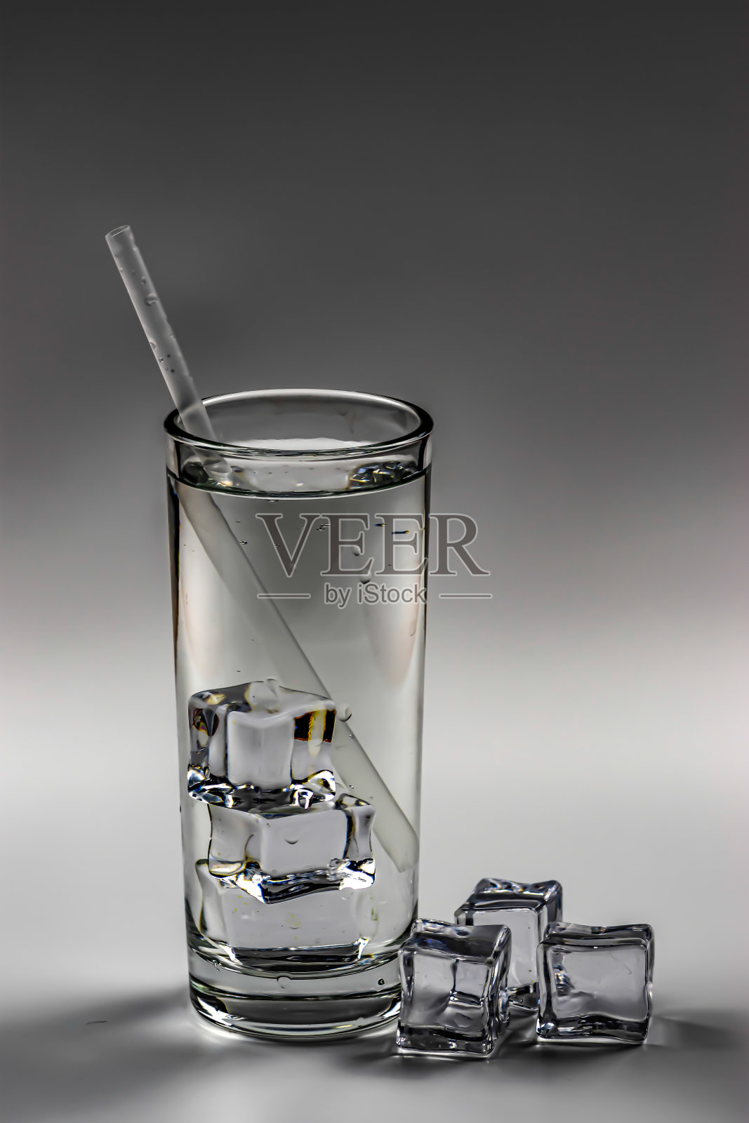 玻璃杯、冰块和水照片摄影图片