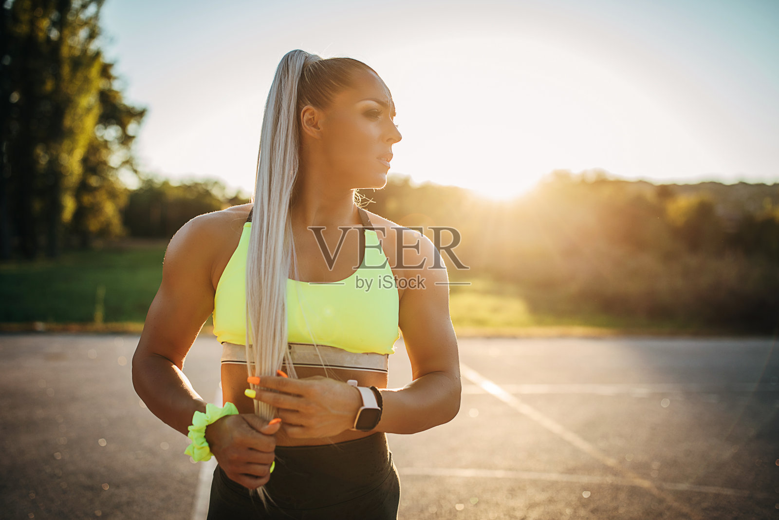 女运动员站在户外健身水照片摄影图片