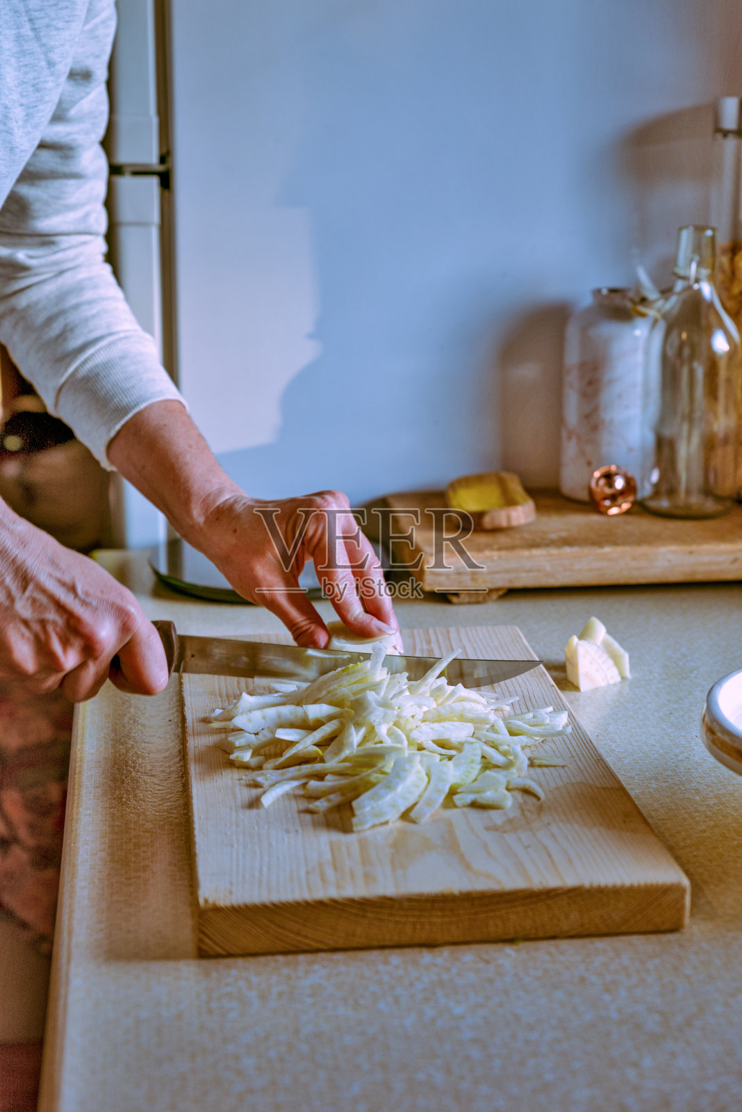 近距离观察妇女在家庭厨房里切茴香照片摄影图片