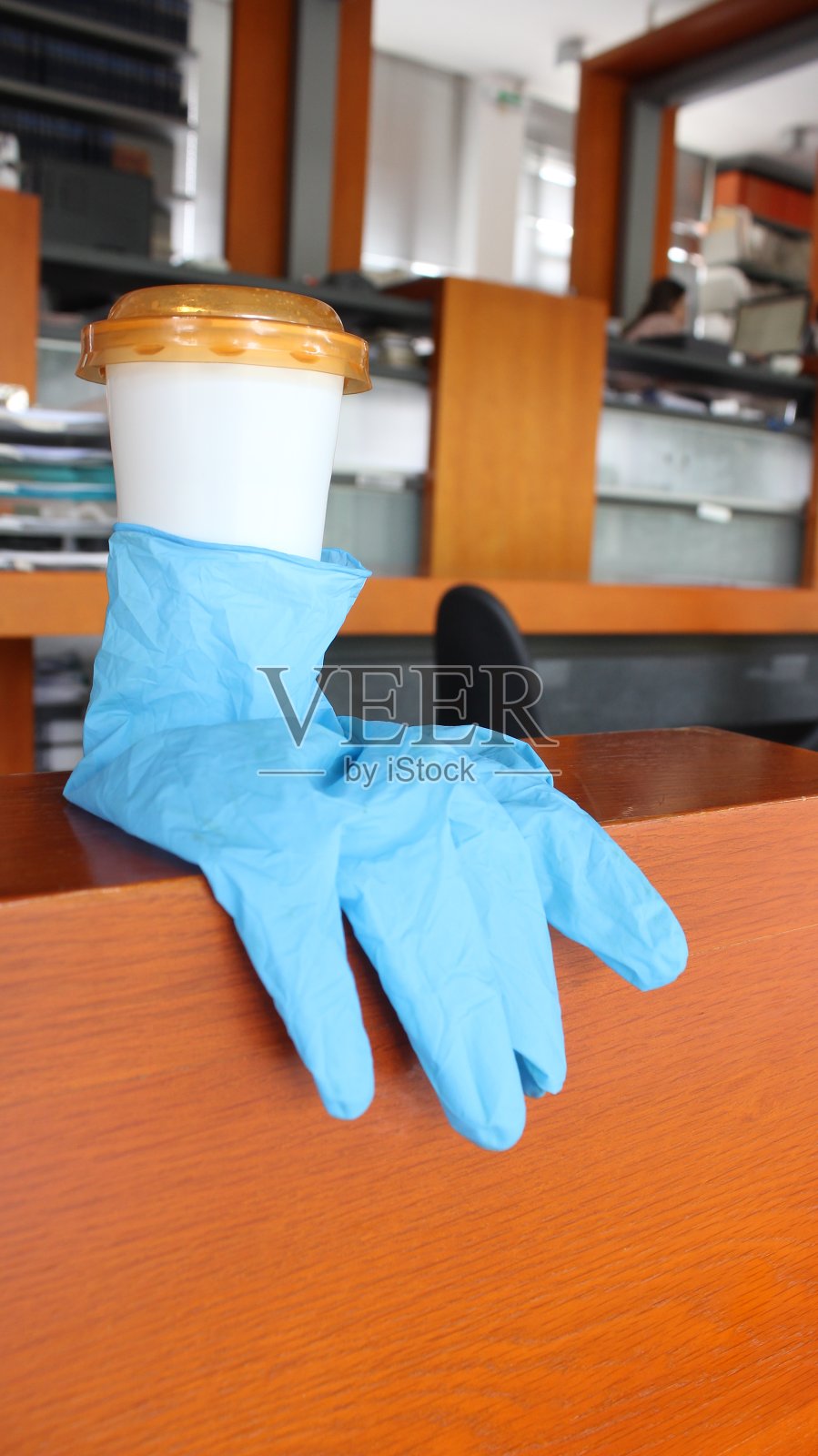 蓝色防护口罩和手套照片摄影图片