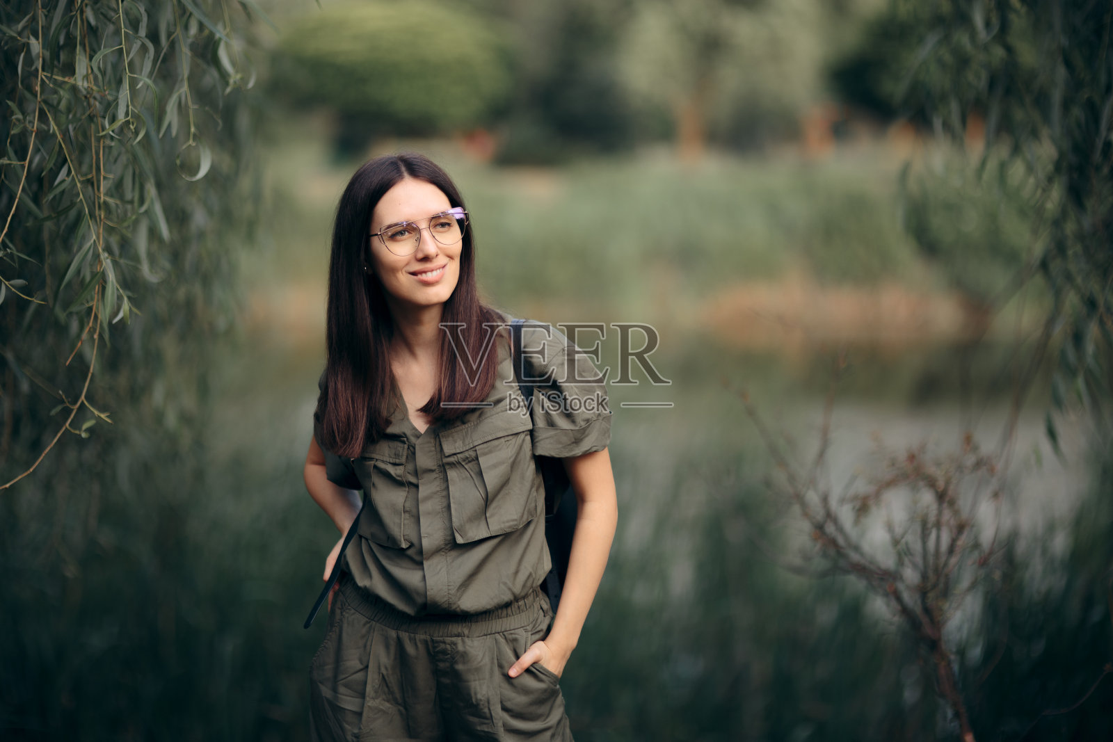 美丽的女人在卡其布连体裤探索自然照片摄影图片