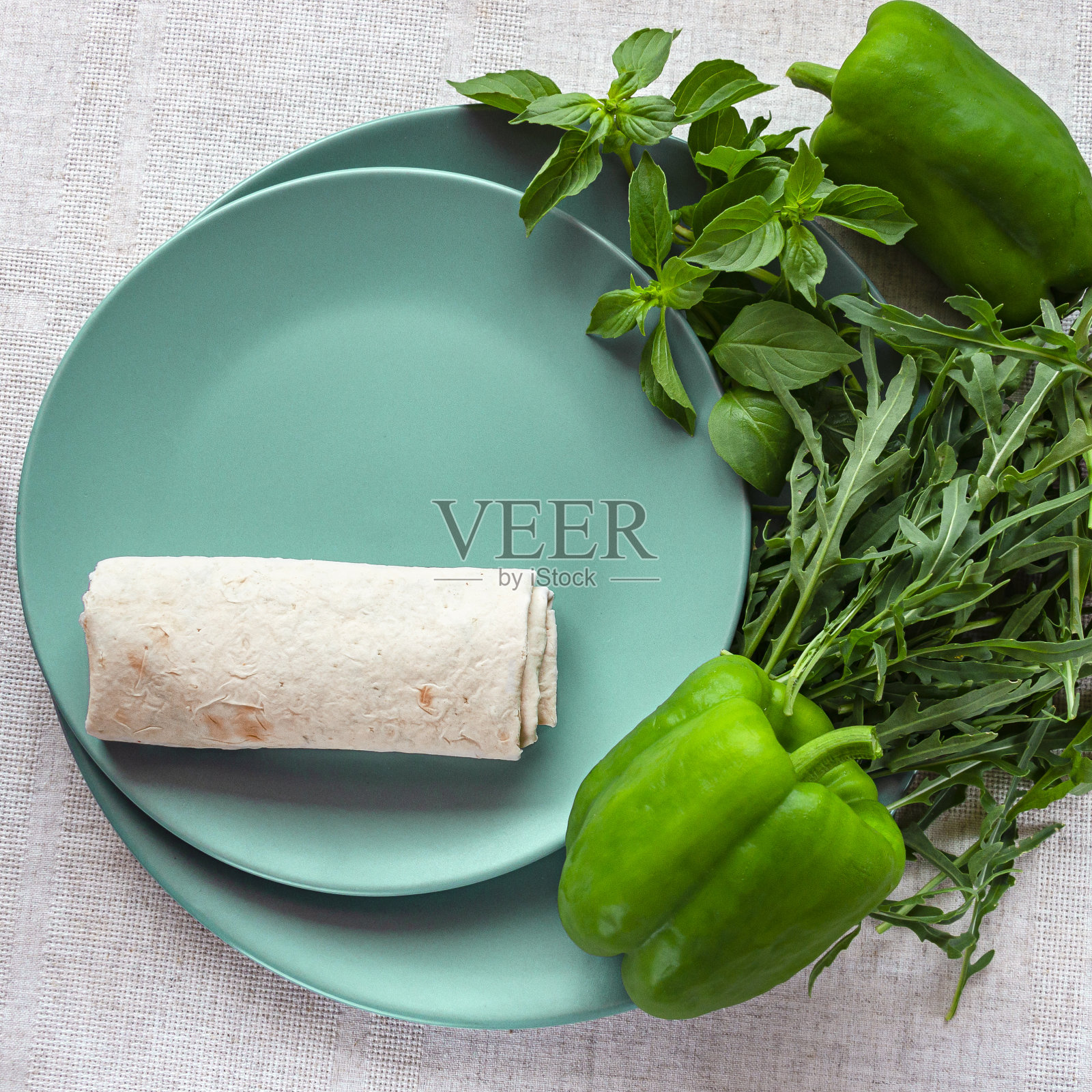 饮食的概念。一份健康的素食早餐在盘子里照片摄影图片