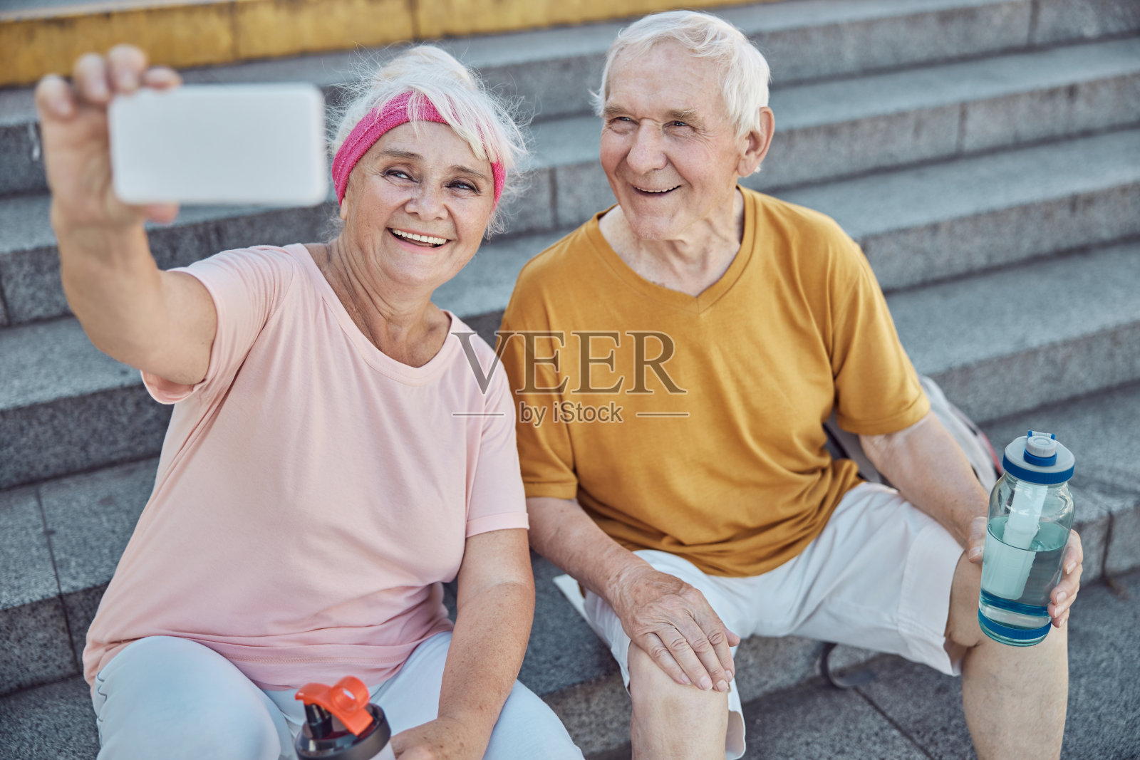 微笑的老年配偶享受他们的户外摄影照片摄影图片