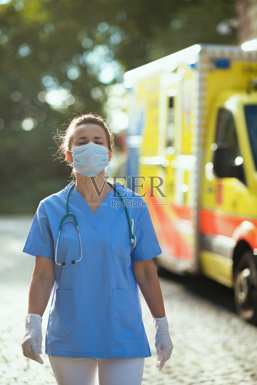 带听诊器和医用口罩的现代女医生照片摄影图片