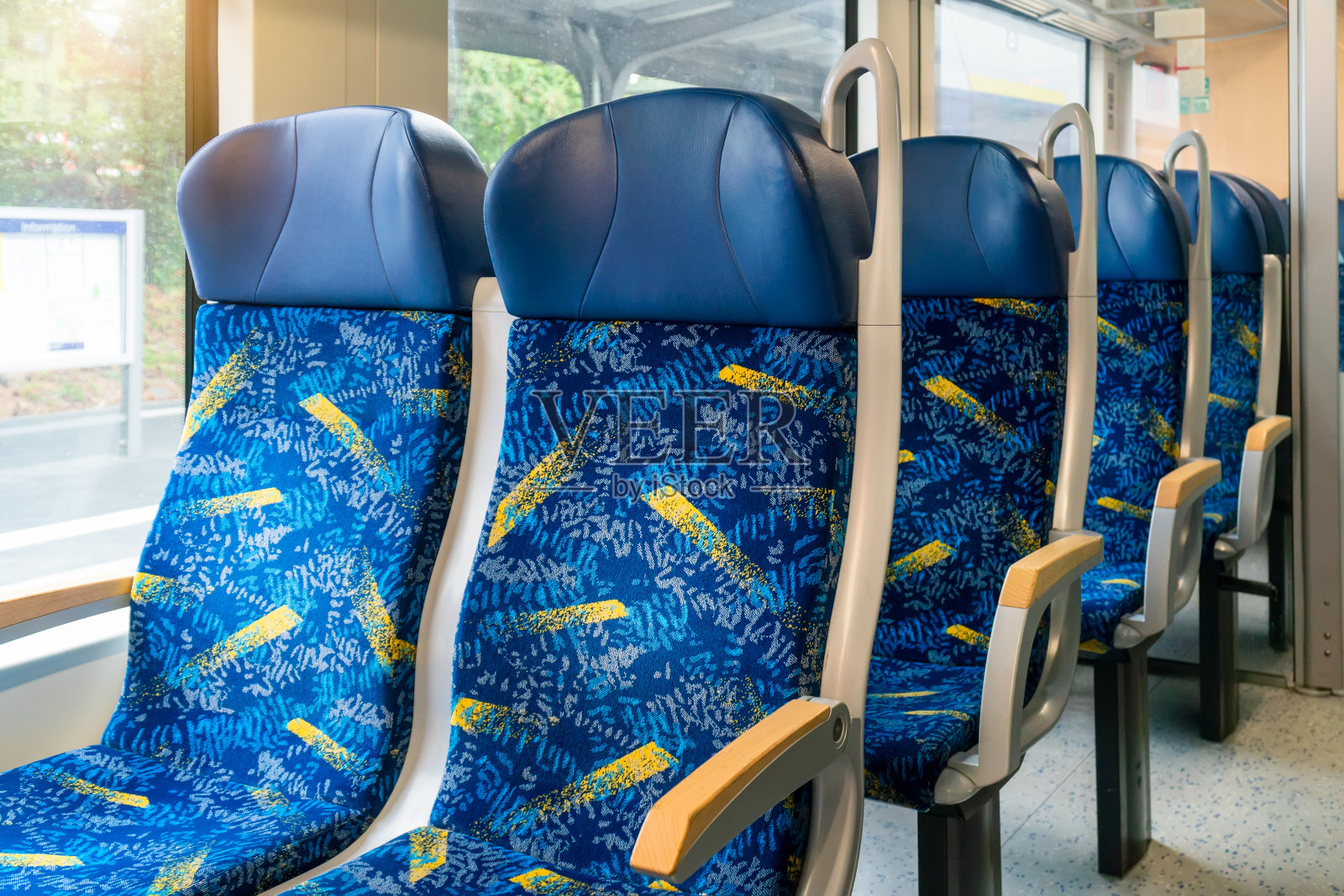清洁卫生的空座位在欧洲德国公共交通列车地铁巴士与阳光旅行者旅行在假期与自然景观的窗户照片摄影图片