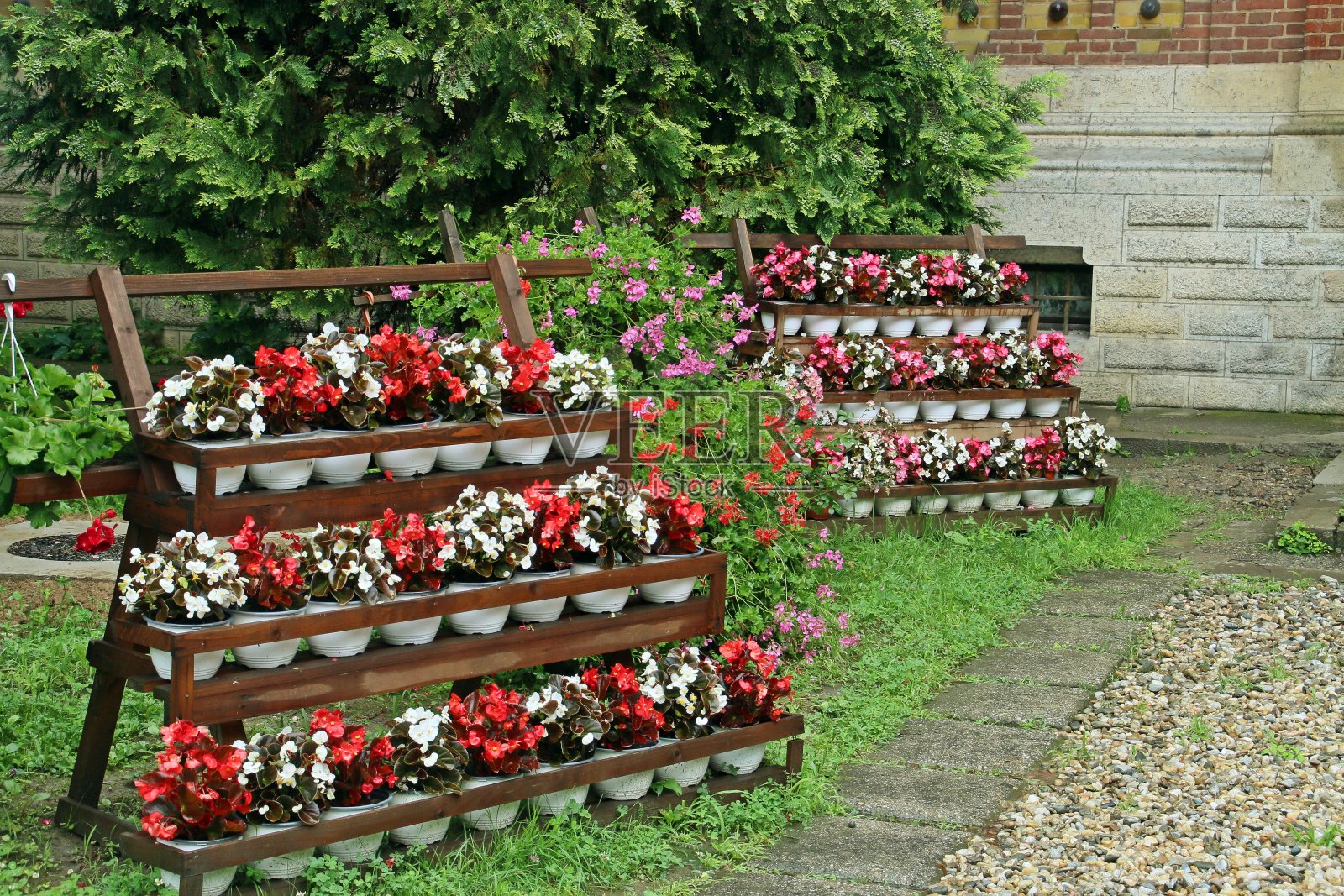 罗马尼亚Curtea de Arges大教堂公园的花园。照片摄影图片