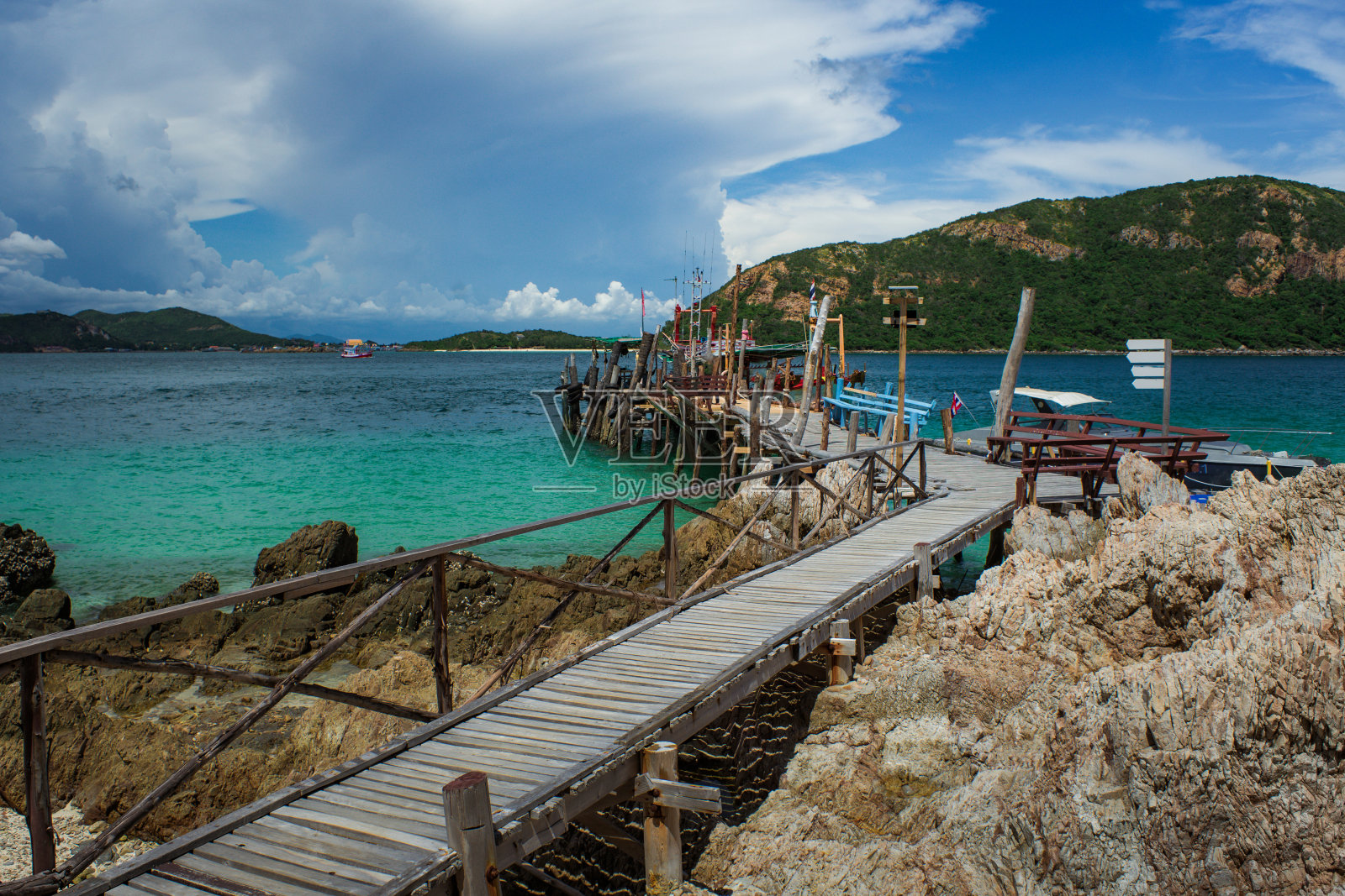 Koh kham岛码头位于Koh kham热带岛屿海滩的美丽木桥- Koh kham Sattahip，春武里，泰国。照片摄影图片