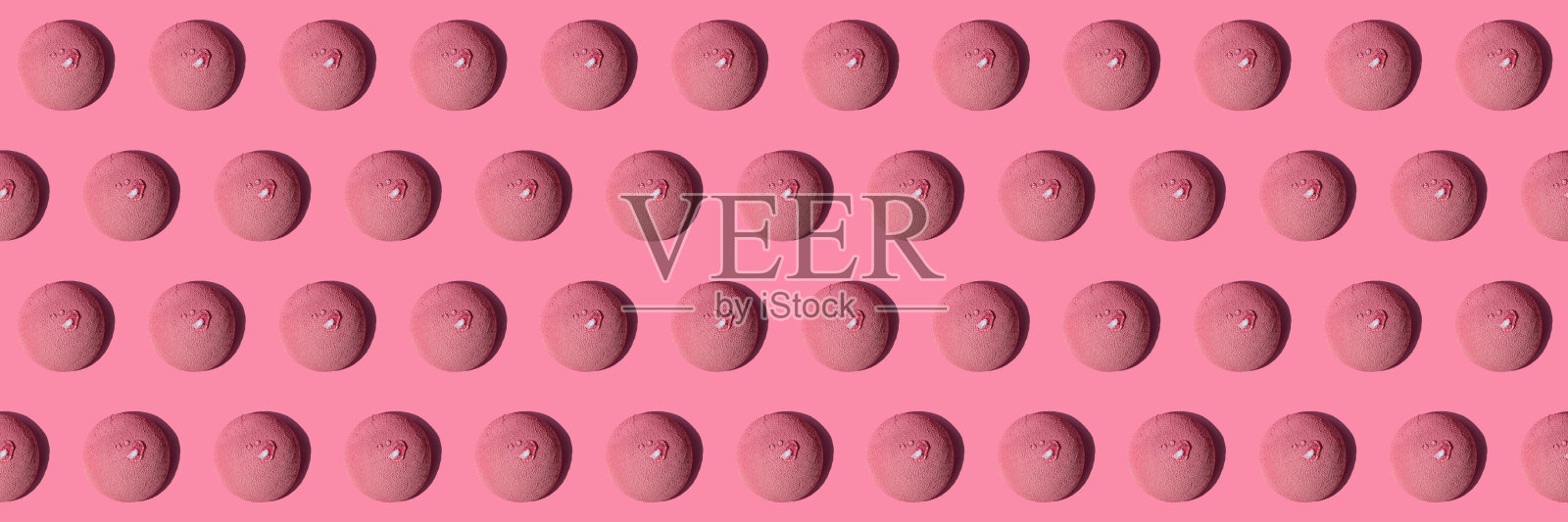 无缝模式的慕斯蛋糕甜点在粉红色的背景。顶视图,旗帜。最小等距食物纹理照片摄影图片