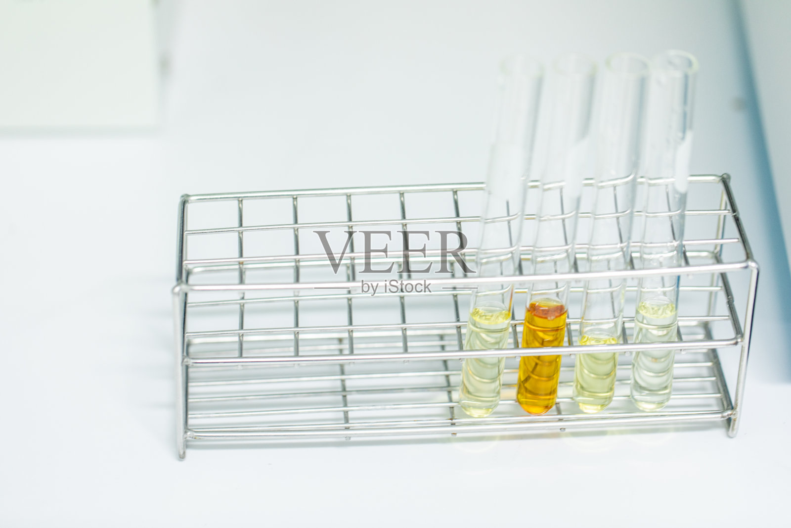 实验室用分光光度计分析样品。照片摄影图片