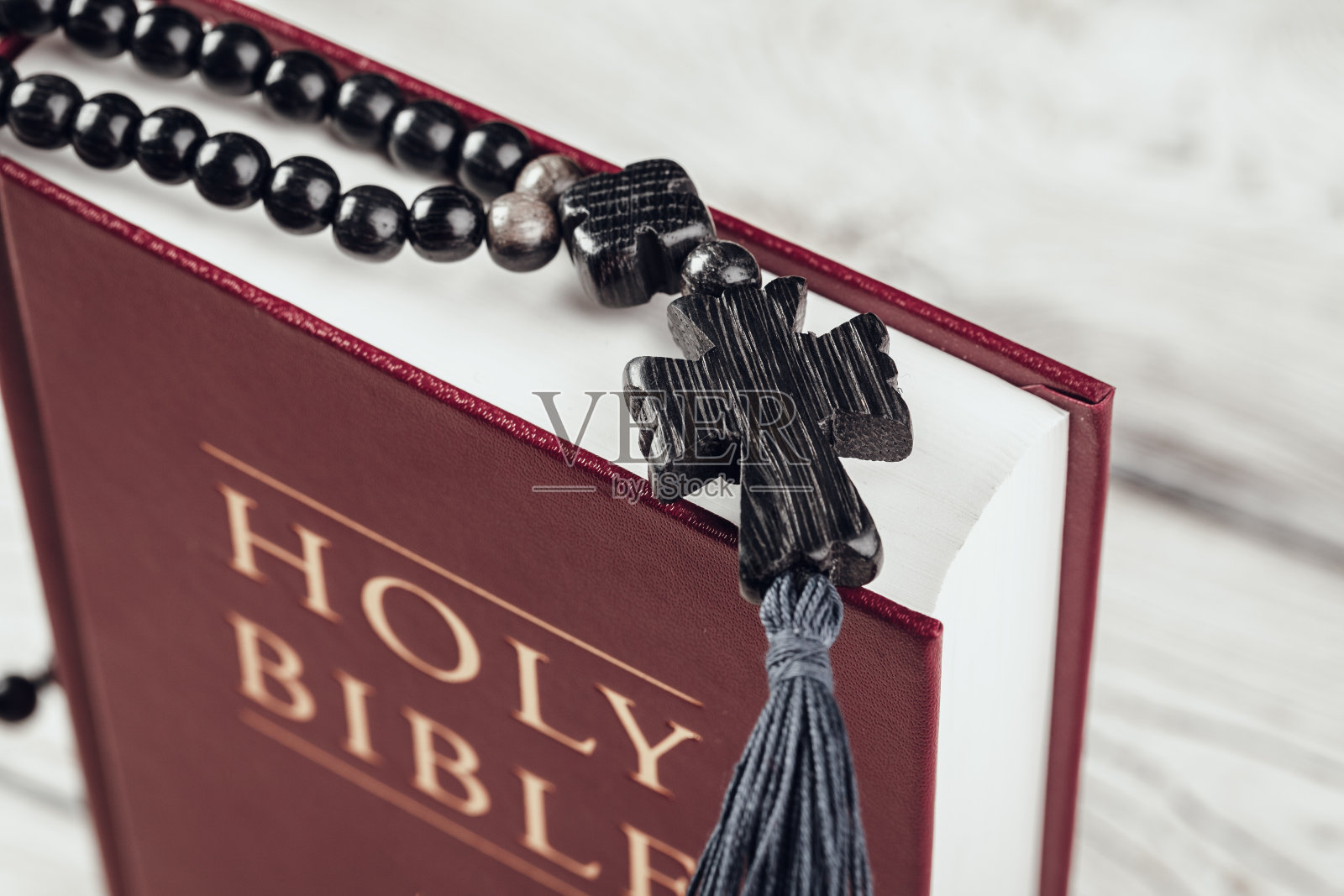 在一张旧木桌上放着圣经和十字架。宗教的概念。照片摄影图片