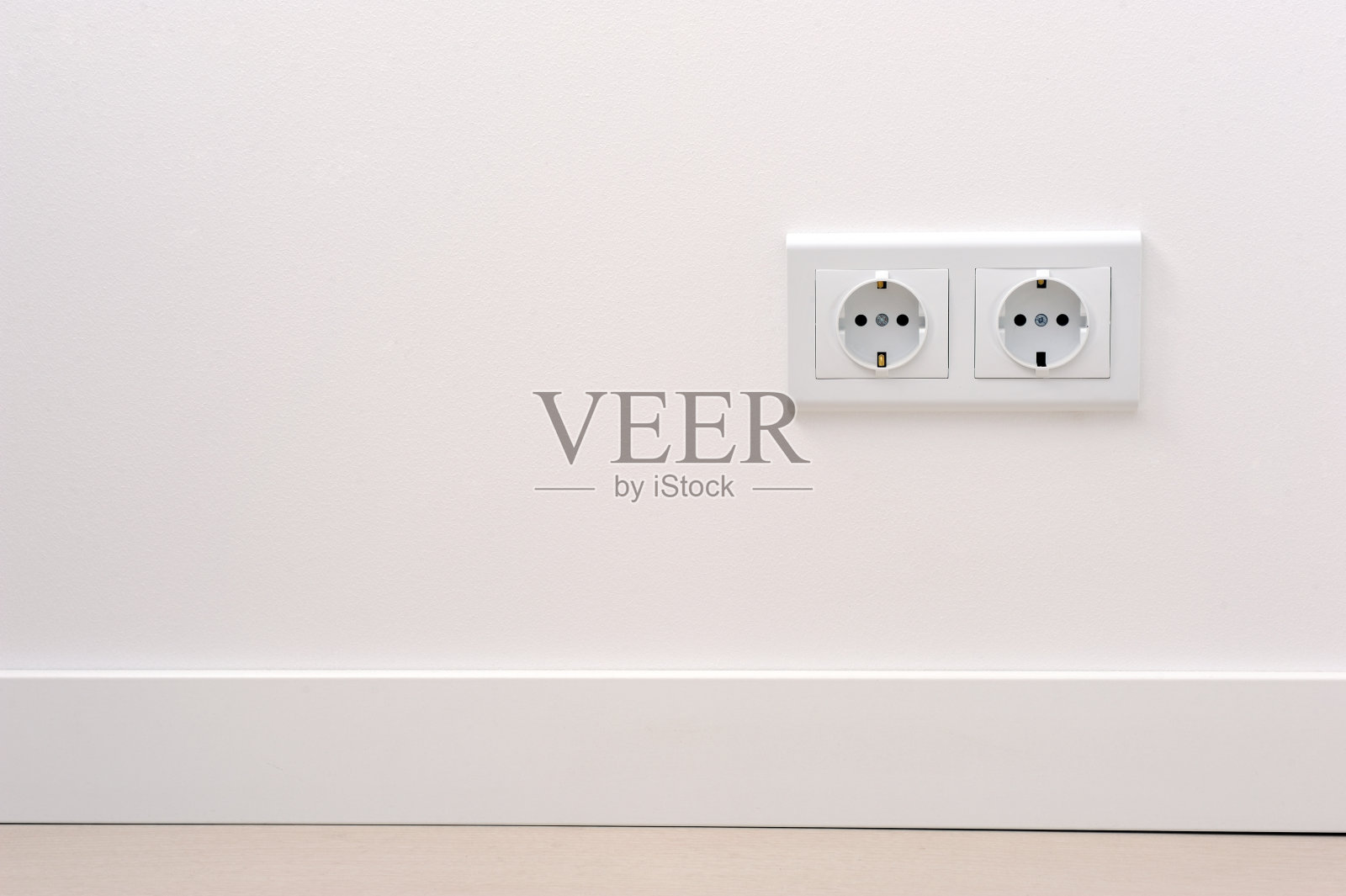 白色墙壁上的插座。家居设计照片摄影图片