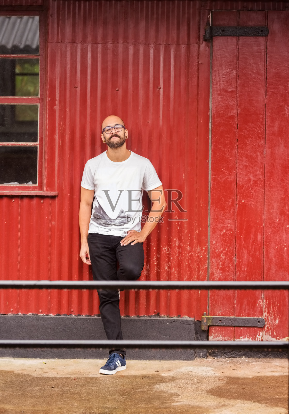 站在旧火车站的男人照片摄影图片