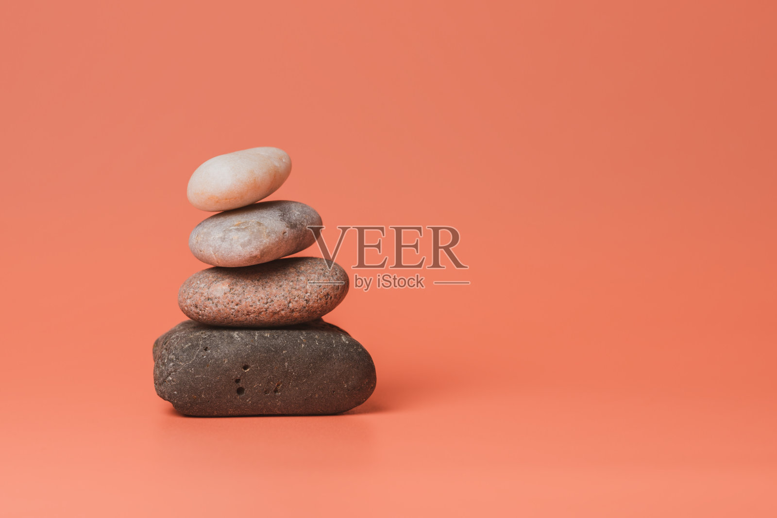 粉色背景上的禅宗石。照片摄影图片