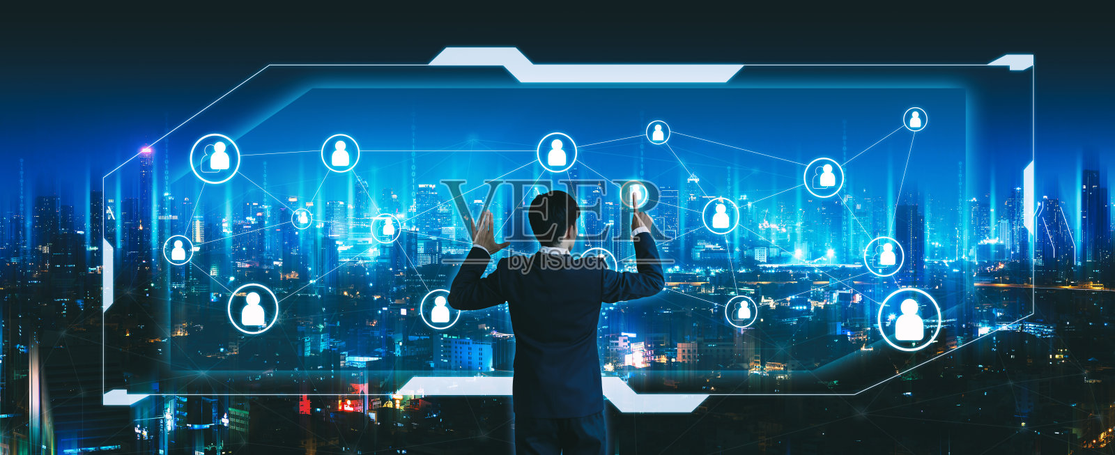 商业人士使用未来的人网络屏幕上的夜市技术背景照片摄影图片