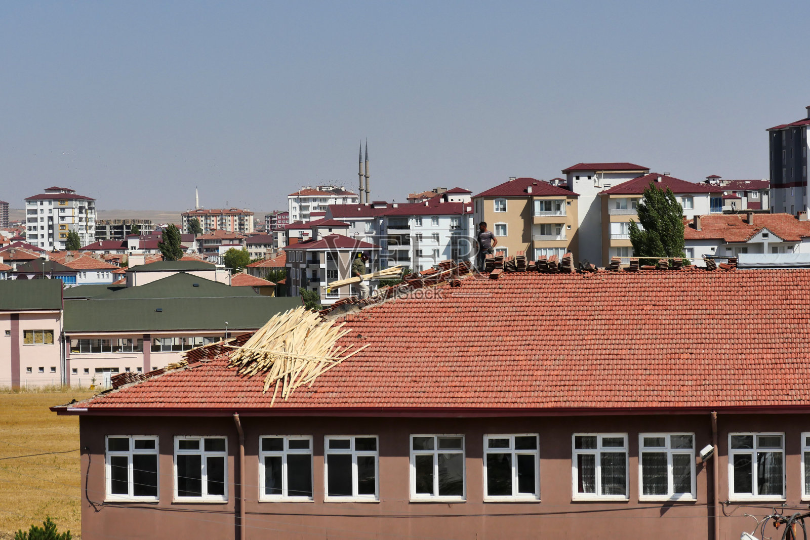 建筑屋面修复、瓦片翻新、屋面转移、照片摄影图片