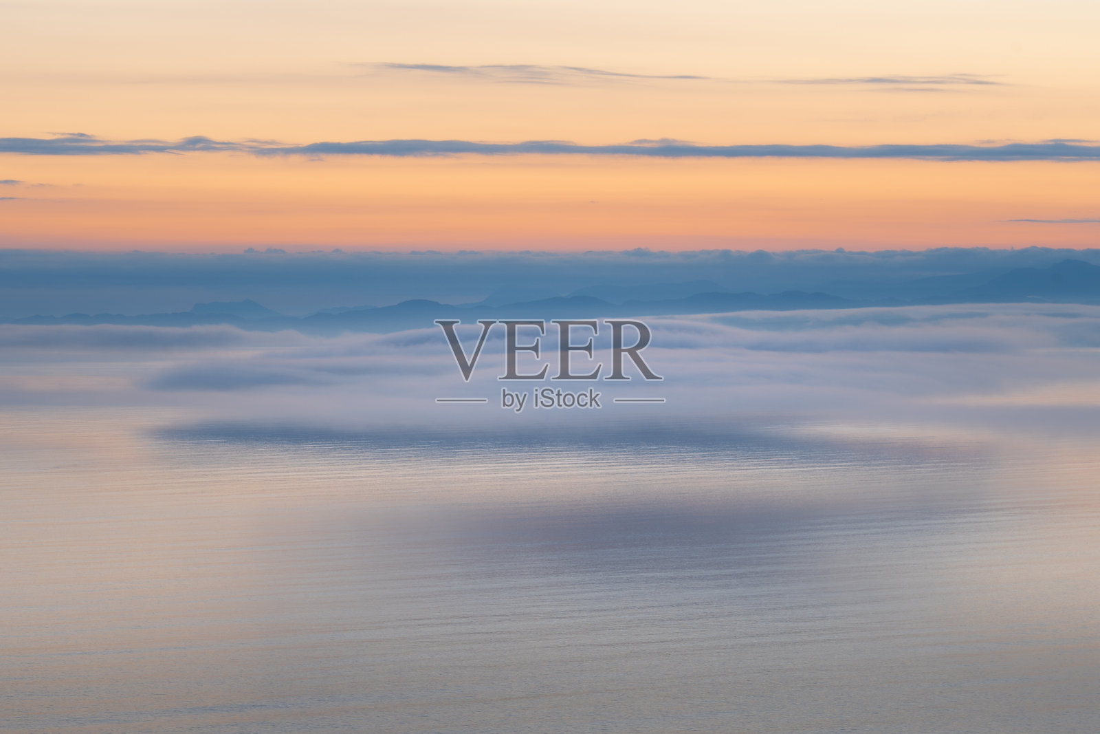 海景，海面低雾云，清晨日出。美丽的自然背景照片摄影图片