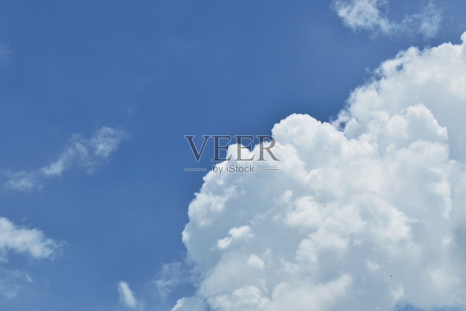 大片的云散布在明亮的天空上照片摄影图片