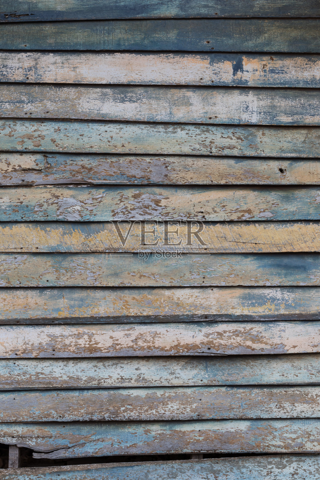 旧木墙泛蓝褪色。照片摄影图片